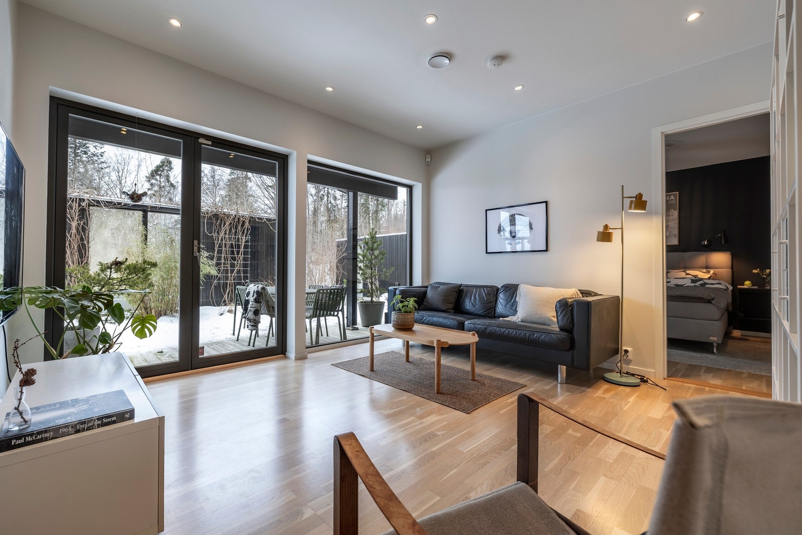 I underetasjen finner du en trivelig TV-stue med enstavs parkett og vegger malt i lyse fargetoner. Galleribilde