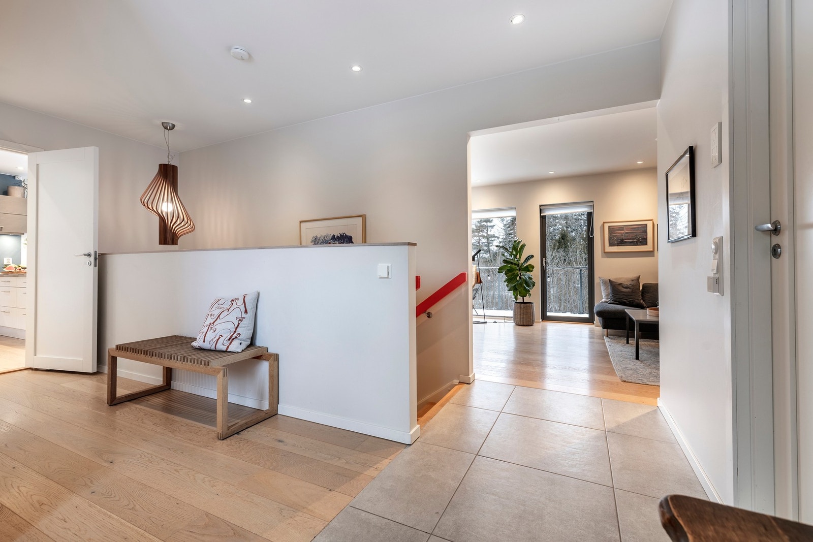 Entréen er innredet med en praktisk skyvedørsgarderobe, og det er ellers god plass til både sittebenk og konsollbord. Galleribilde