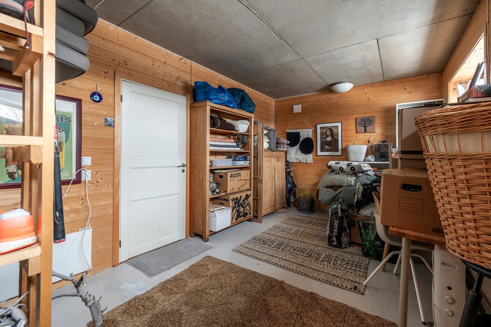 Bodene ligger under garasjen og har rikelig med lagringsplass. Galleribilde