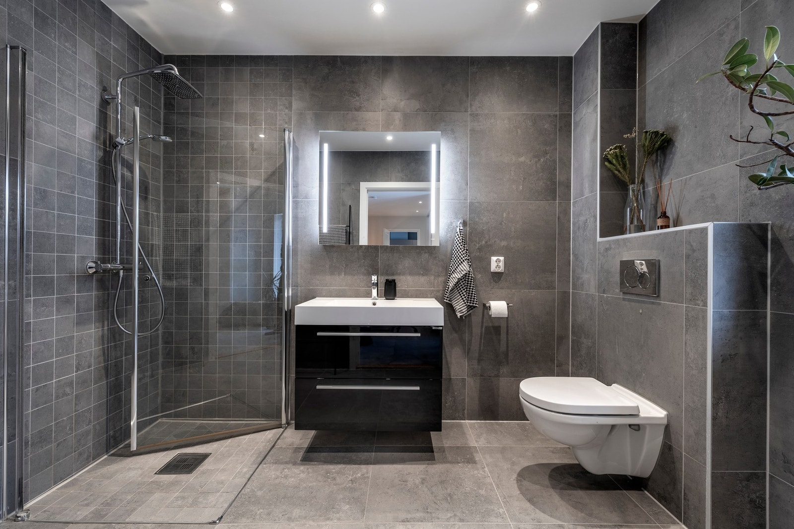 Badet har flislagte vegger- og gulv, varmekabler, innfelt downlights og opplegg for vaskemaskin. Galleribilde