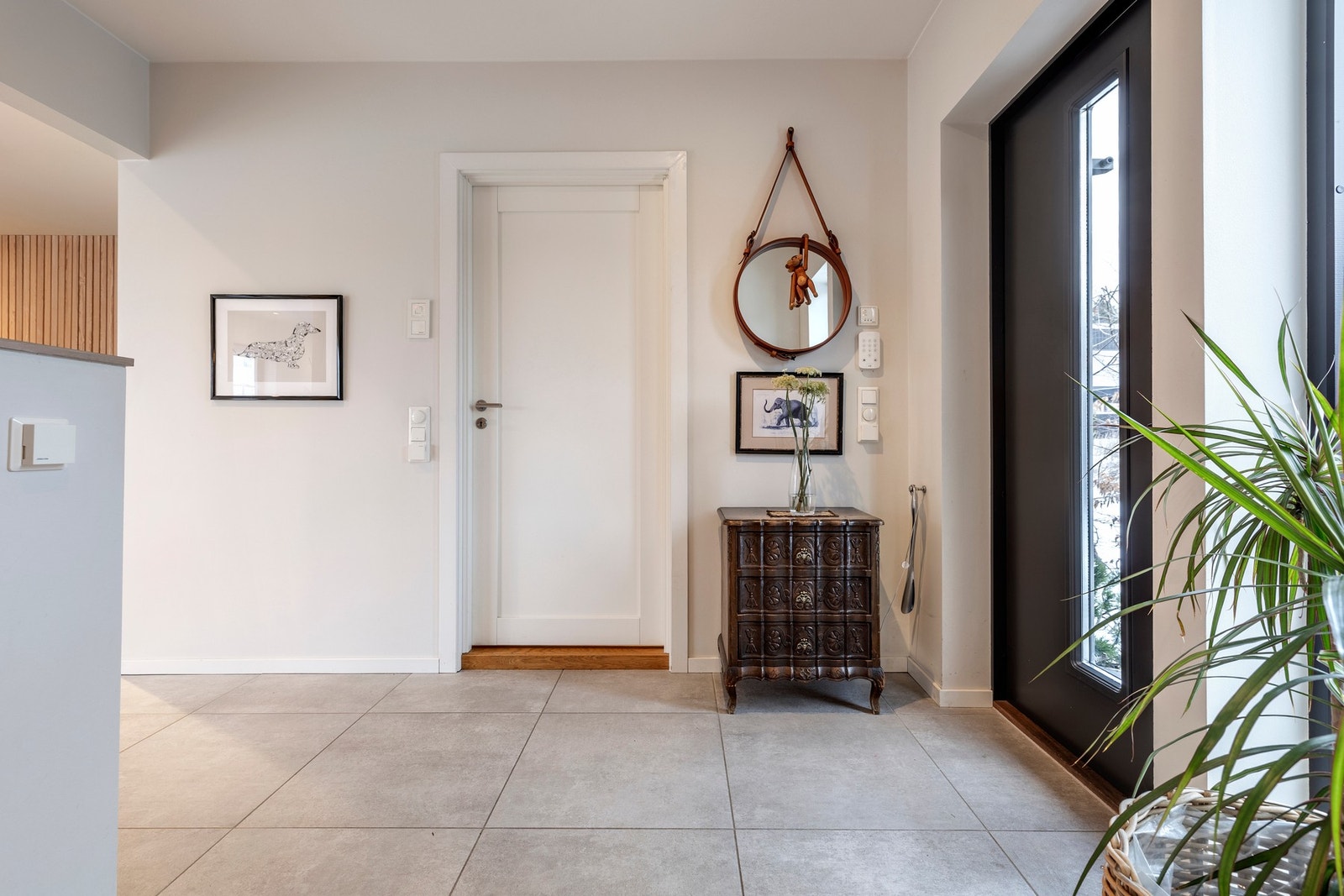 Entréen er malt i lyse fargetoner og deler av gulvet har fliser, utstyrt med varmekabler for ekstra komfort. Galleribilde