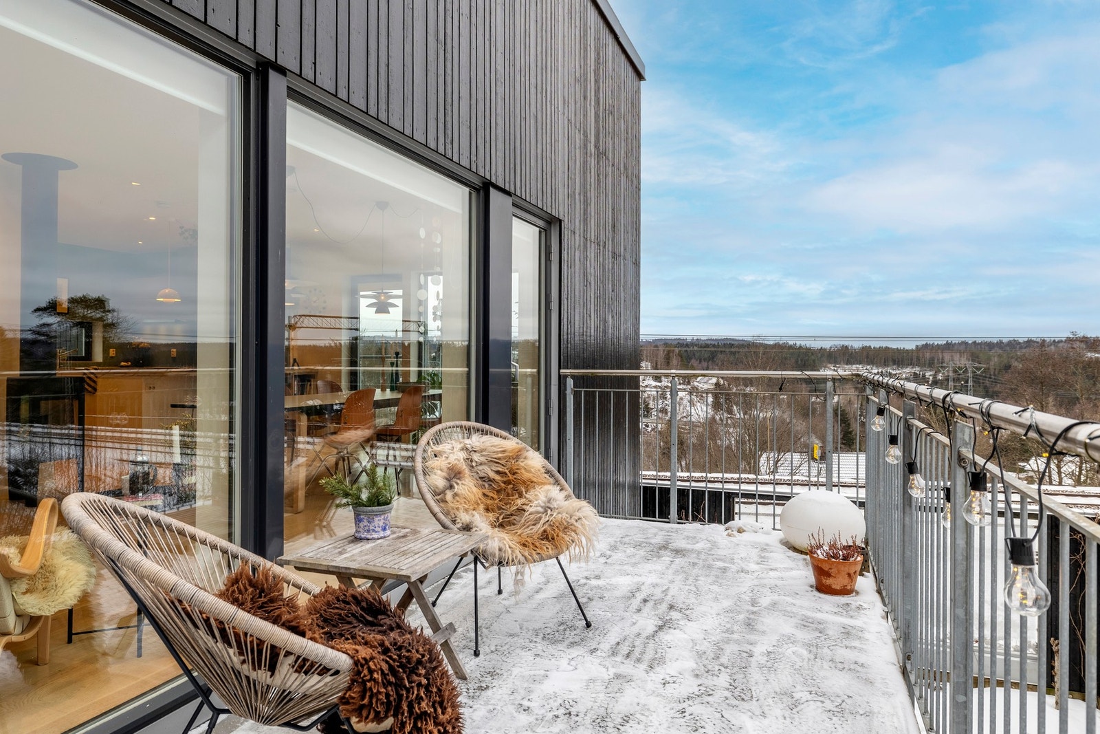 Fra stuen i første etasje er det utgang til en balkong på ca. 12 kvm. Galleribilde