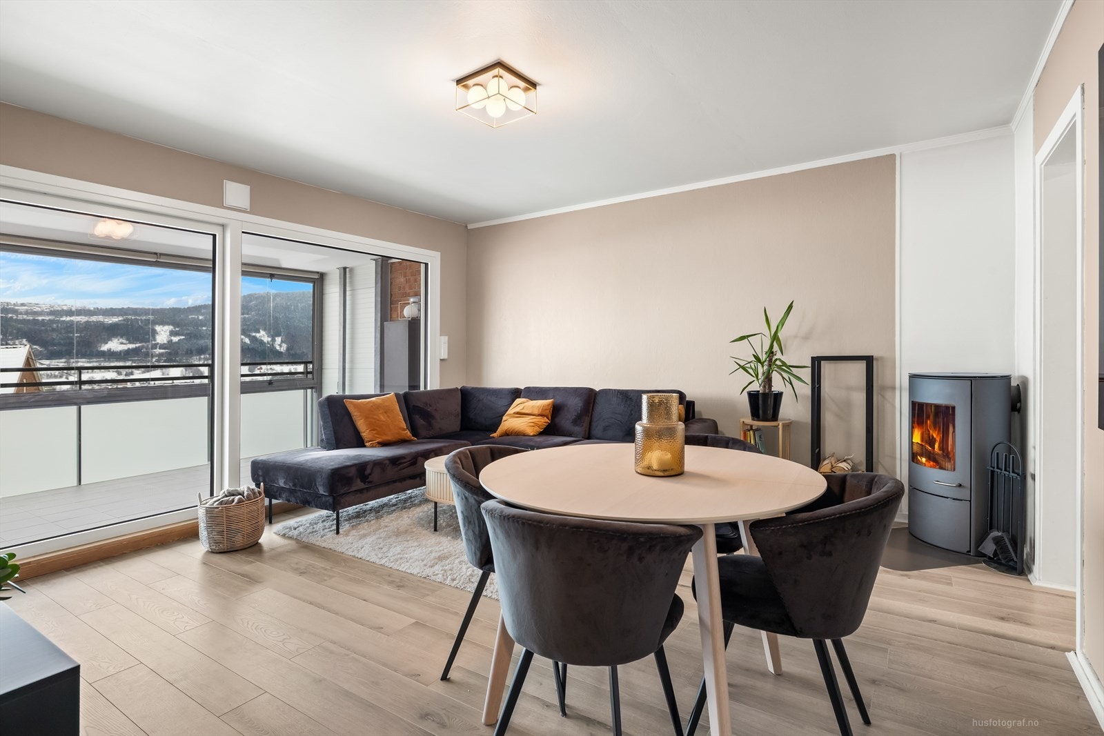 Gustav Waal og Eiendomsmegler 1 Dahl Drammen ønsker velkommen til Steinbakken 2 A. Fotograf: Knipzet AS - Haiman Askari Galleribilde