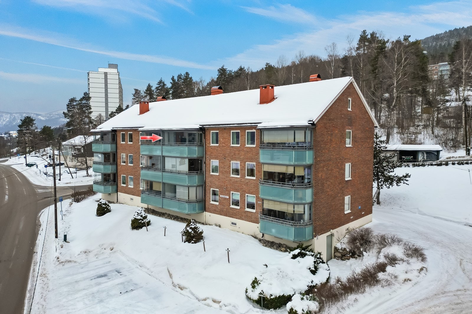 Beliggende i 3. etasje med sørvendt, innglasset og solrik balkong. Galleribilde