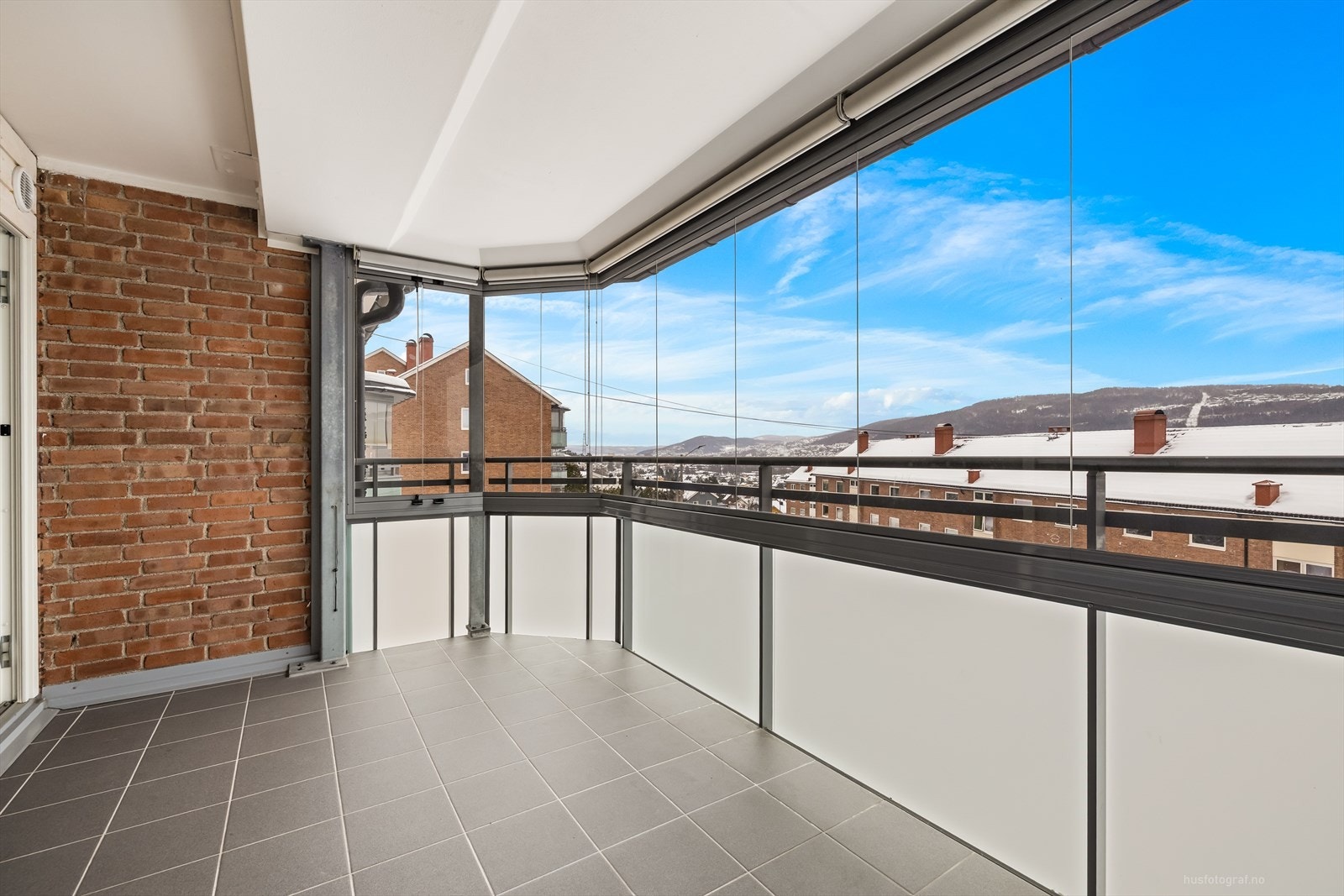 Oppusset og delikat 2-roms leilighet med sørvendt innglasset balkong på ca. 10 kvm. Moderne kjøkken. 3. etasje. Parkering. Galleribilde