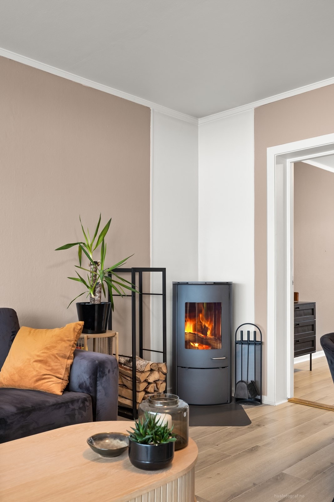 Stuen har en varmende vedovn som gir en lun og koselig stemning. Galleribilde