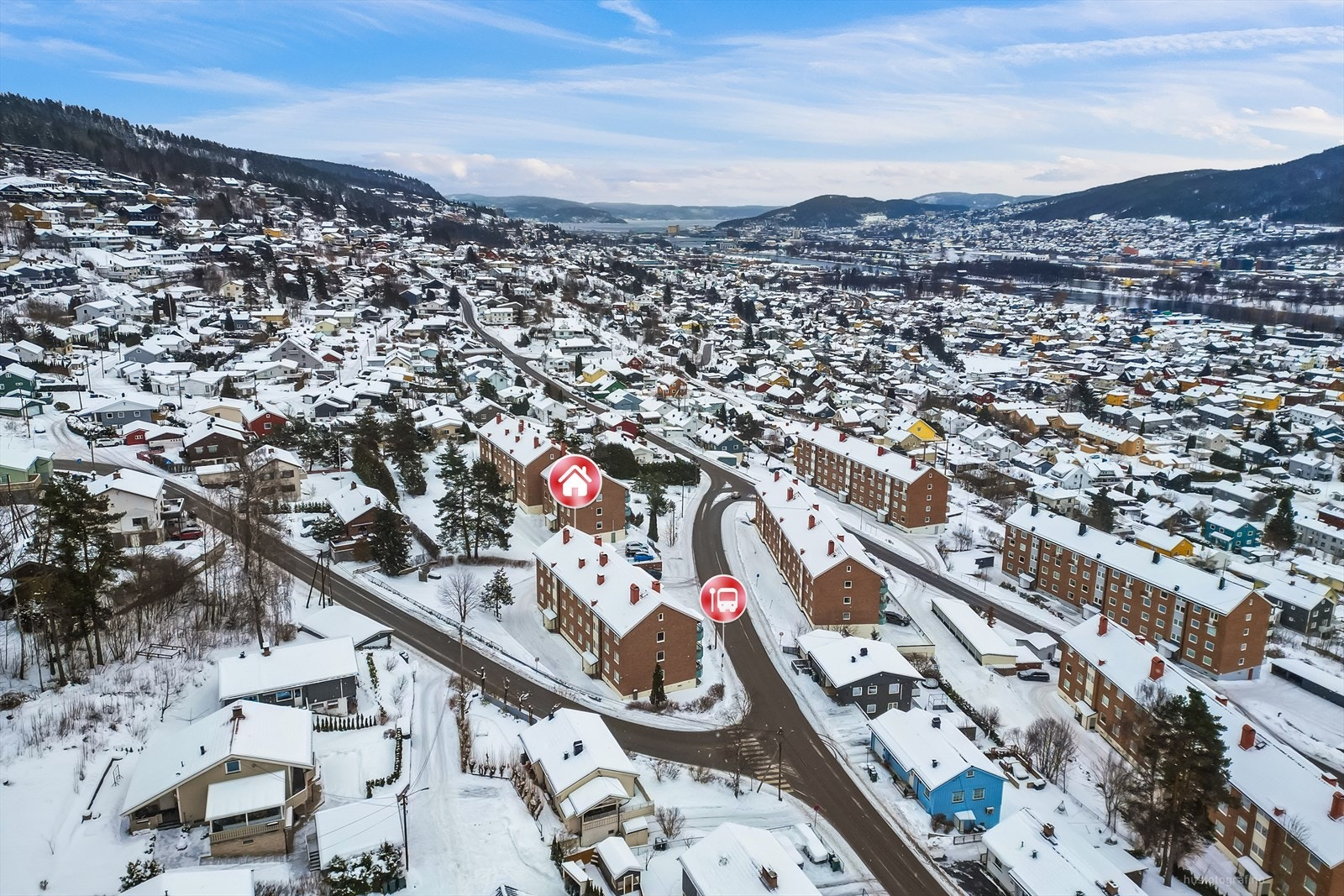Boligen har flott utsikt og solforhold. Umiddelbar nærhet til marka med flotte turmuligheter sommer som vinter. Galleribilde