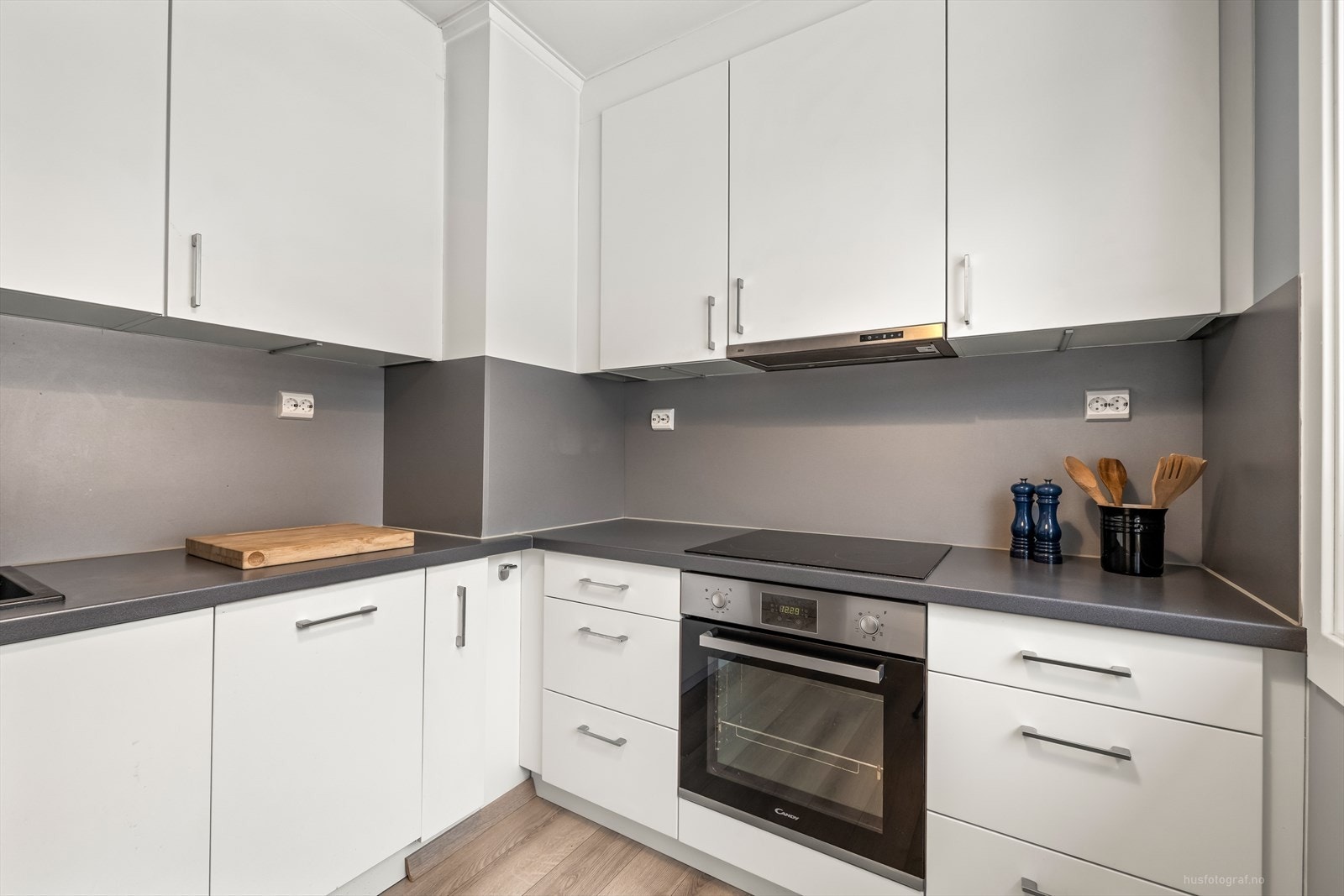 Montert kjøkkenventilator med kullfilter over koketopp. Galleribilde