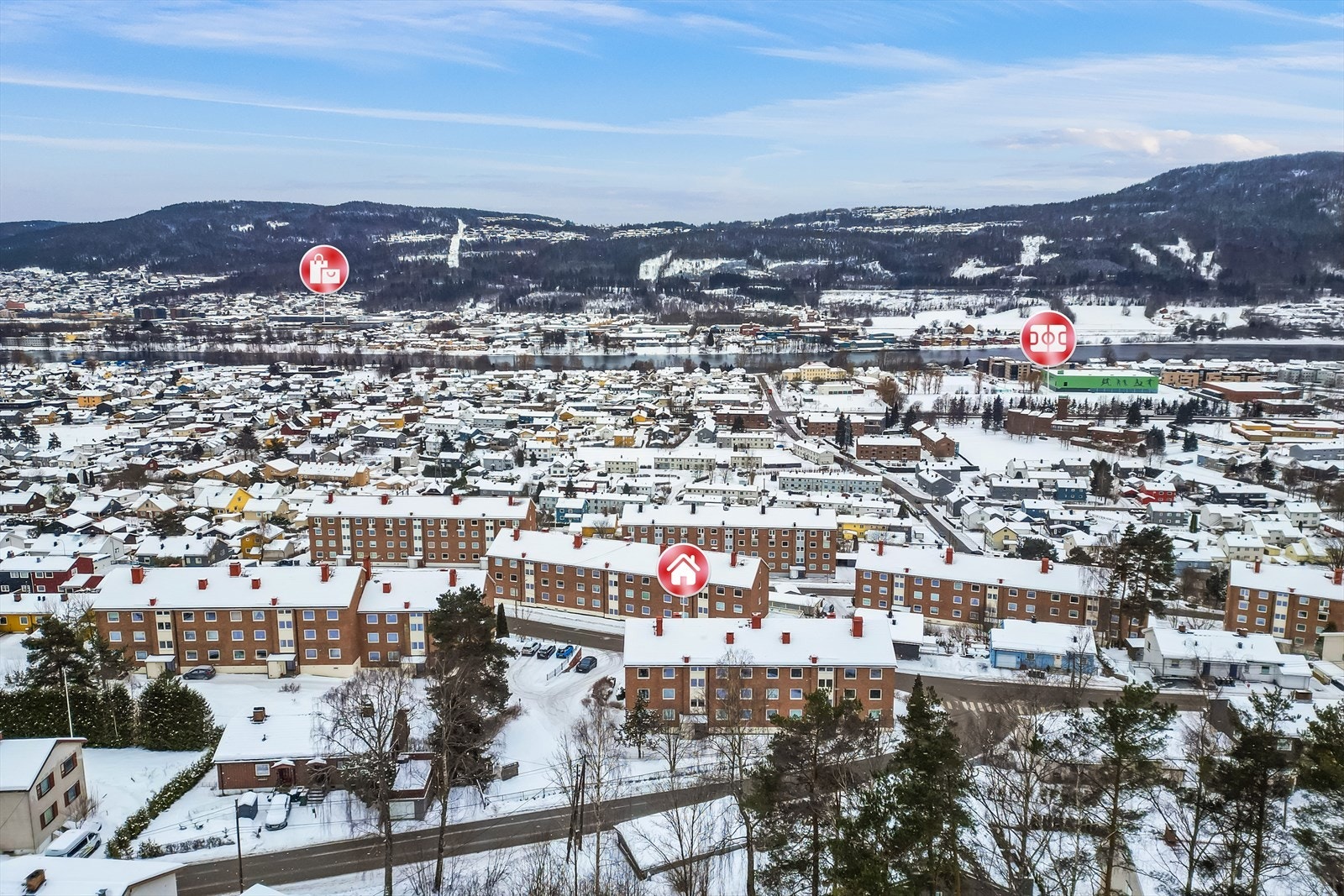 Kun få minutters kjøring til Gulskogen med jernbanestasjon og stort kjøpesenter med de fleste fasiliteter. Galleribilde