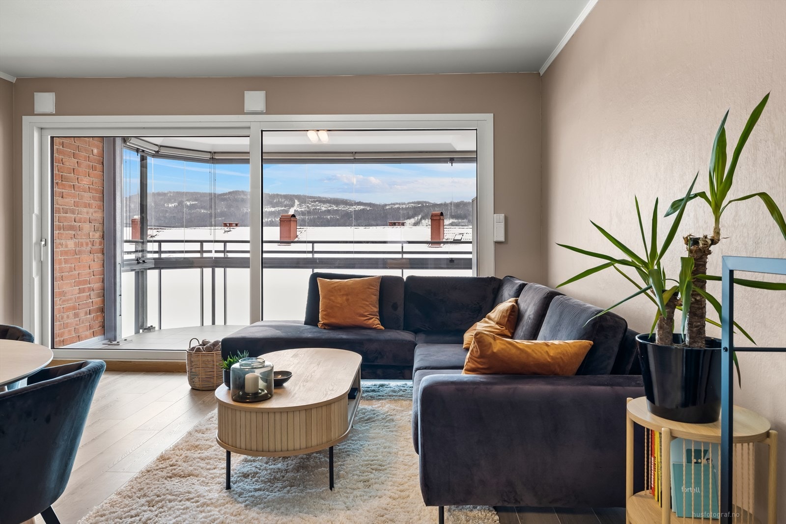 Leiligheten er pent pusset opp og har god beliggenhet i 3. etasje i lavblokk. Galleribilde