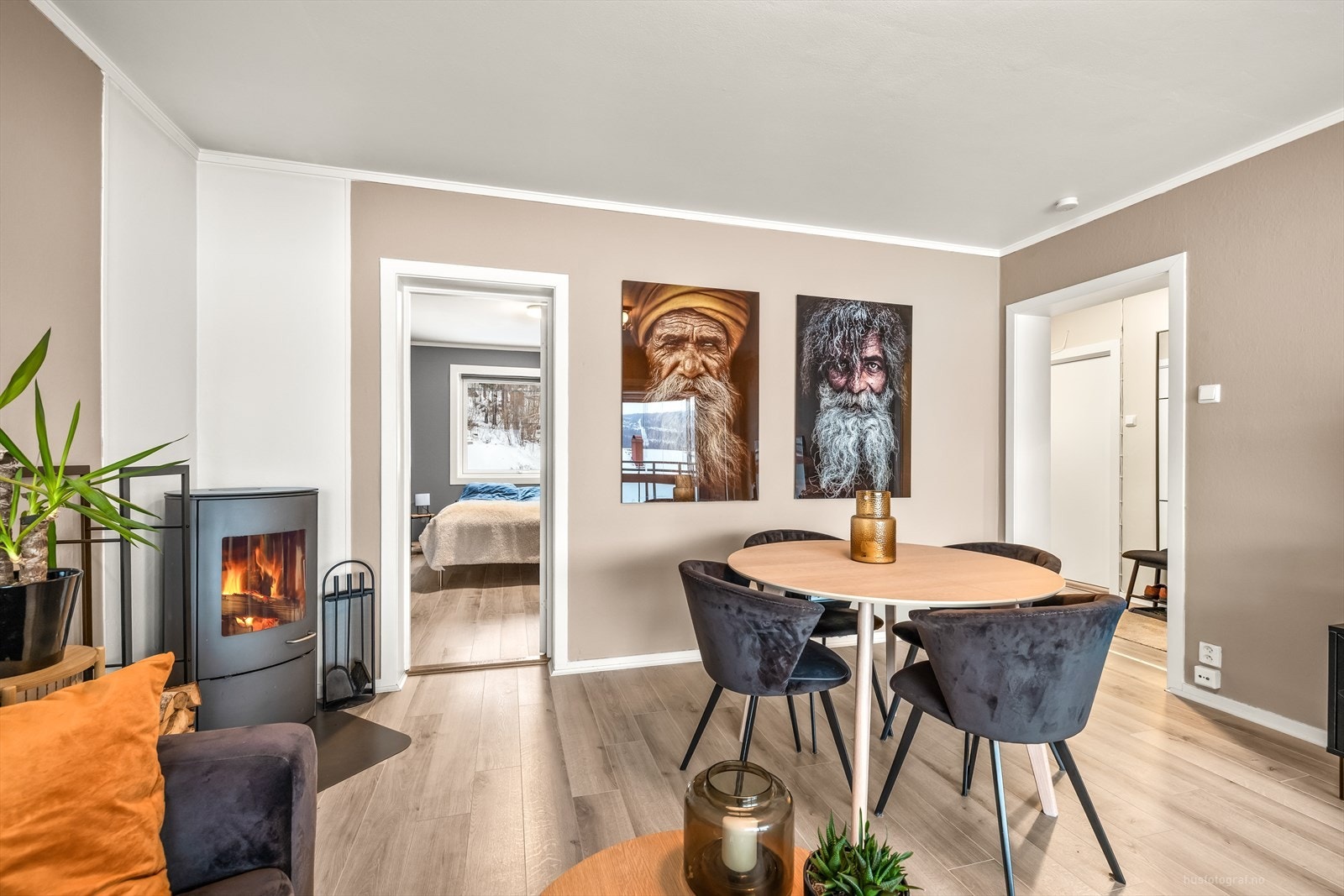 Stuen har pene overflater malt i en dus og trendy fargetone og gulv av 1-stavs laminat. Galleribilde