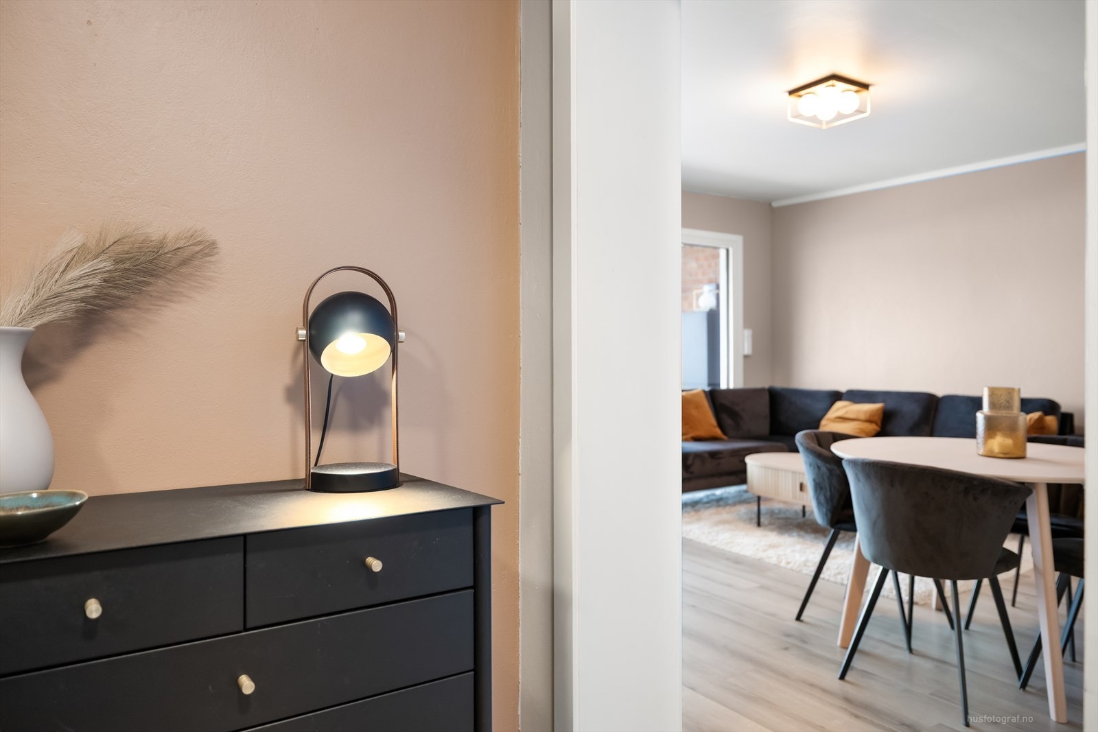 Fra gang mot stue. Galleribilde