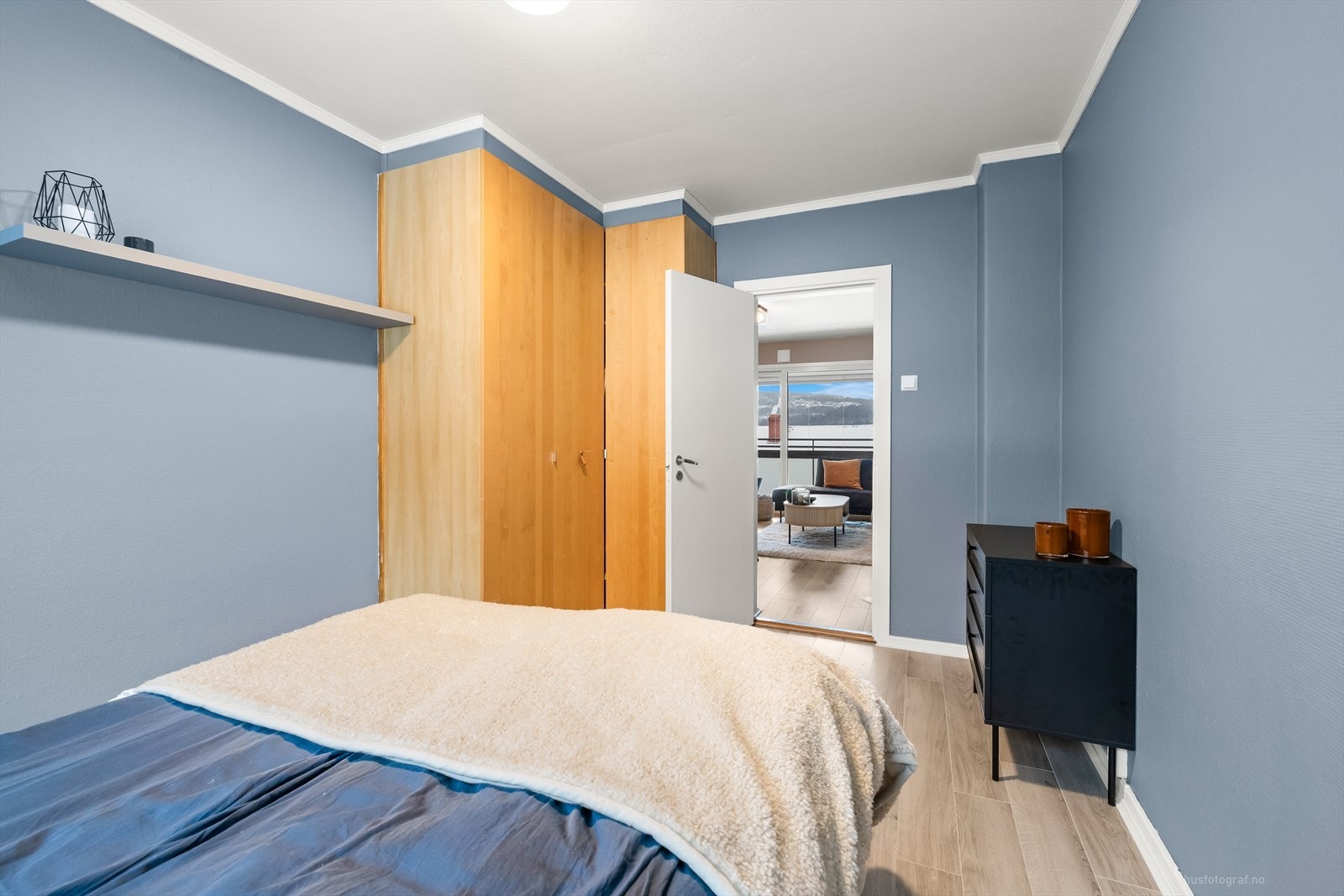 Det er god plass til seng og garderobeskap på soverommet. Galleribilde