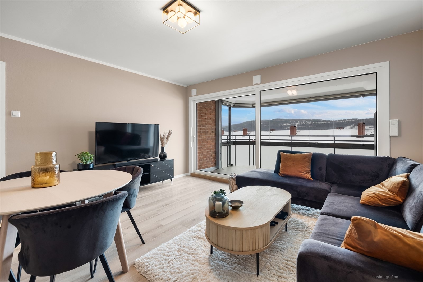 Leilighet er beliggende i 3. etasje og inneholder: Entré/gang, bad/vaskerom, kjøkken, stue og 1 soverom. Galleribilde