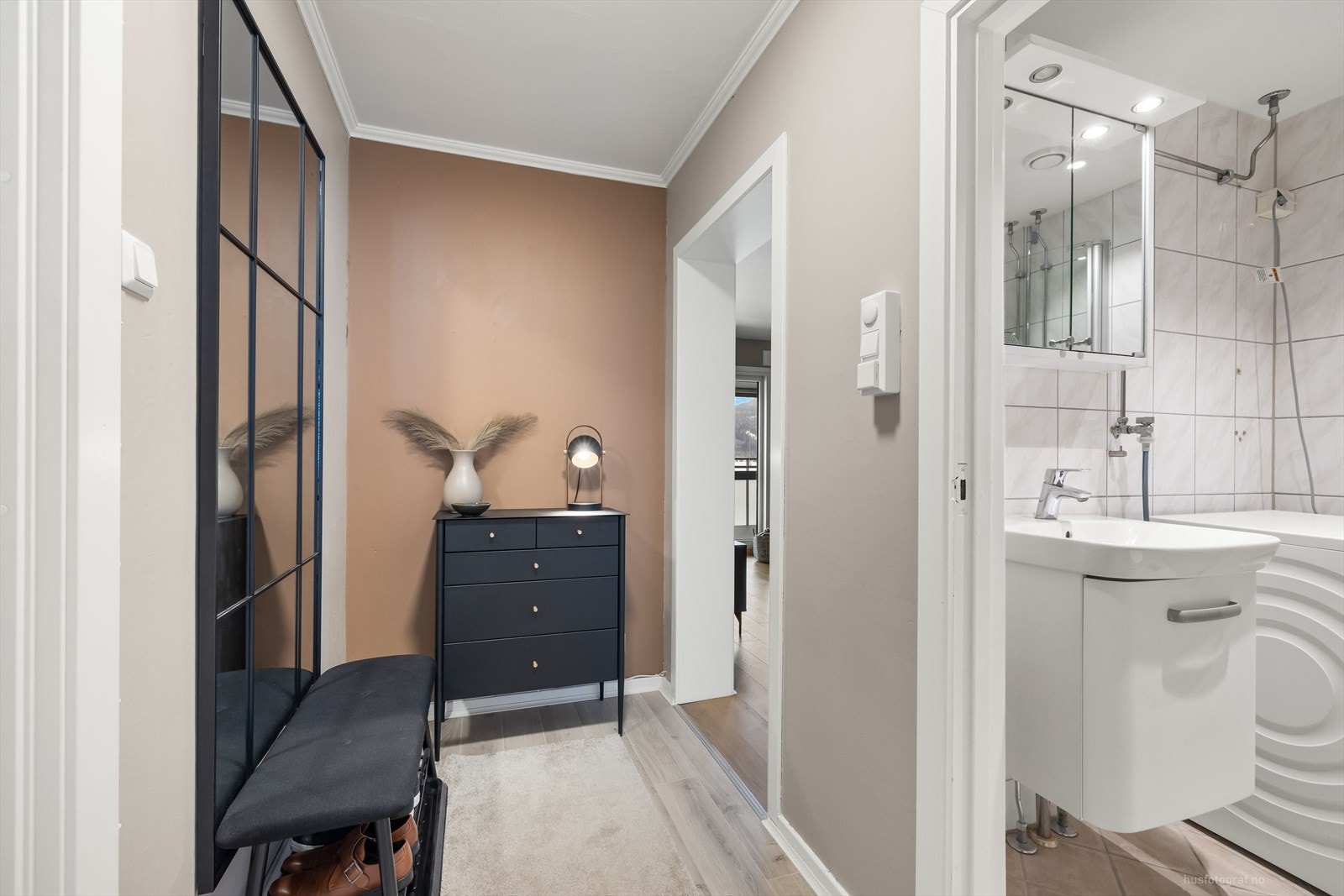 Tiltalende gang med inngang til bad. Galleribilde