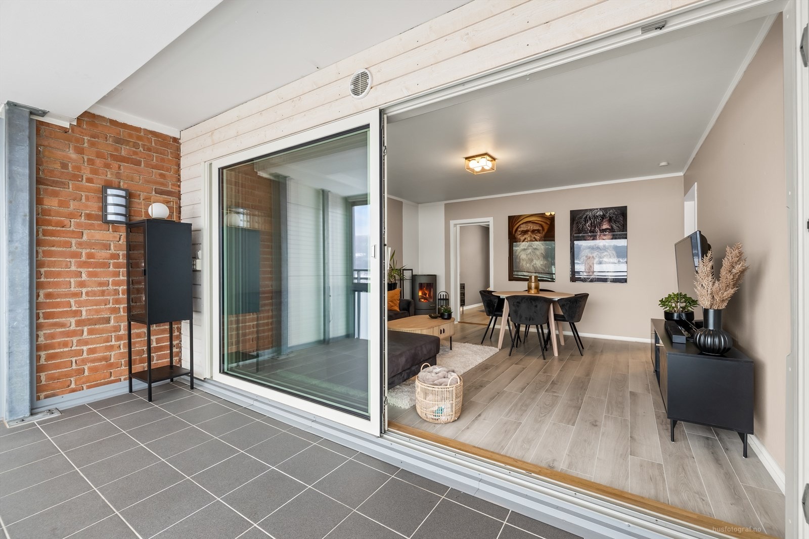 Store skyvedører mellom stuen og balkongen, skaper en fin forlengelse av stuen om sommeren. Galleribilde