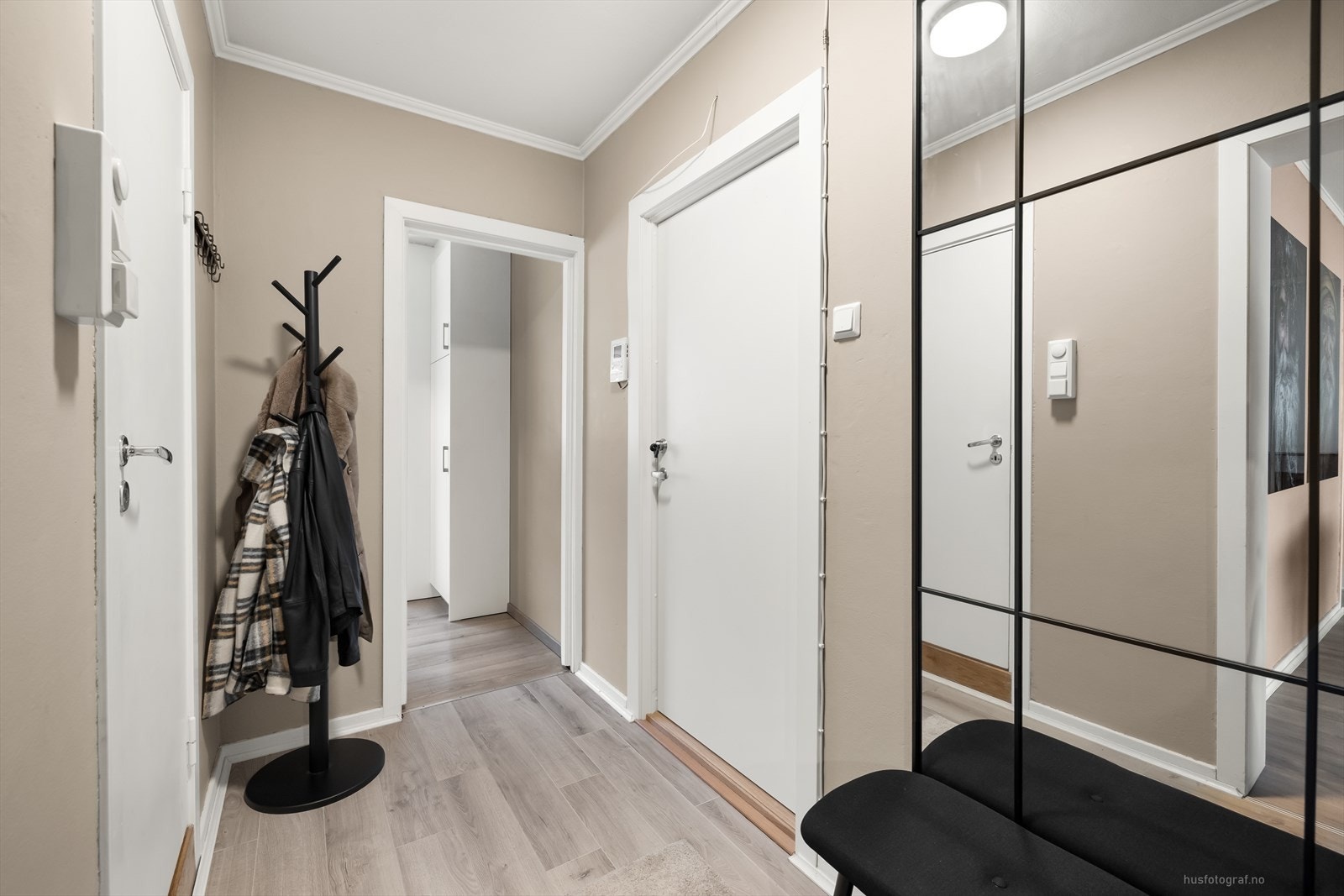 Inngang til bad til venstre og kjøkken rett frem. Galleribilde