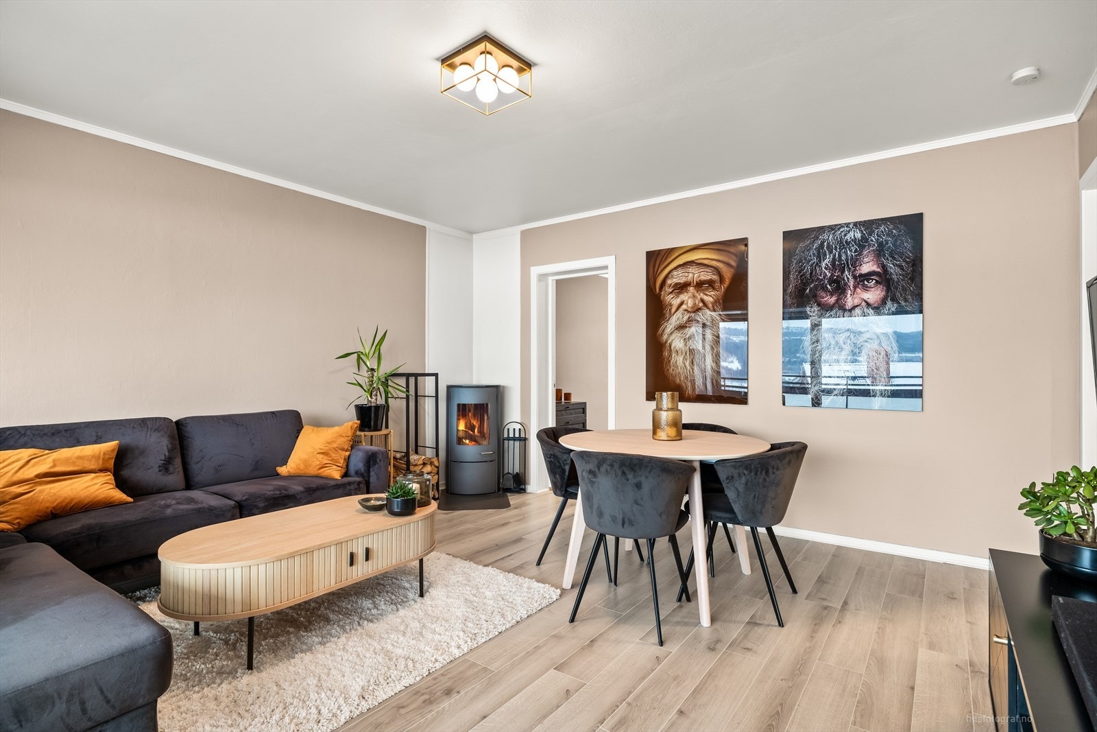 Stuen kan fint møbleres med sofakrok, tv-møblement og spisebord. Galleribilde