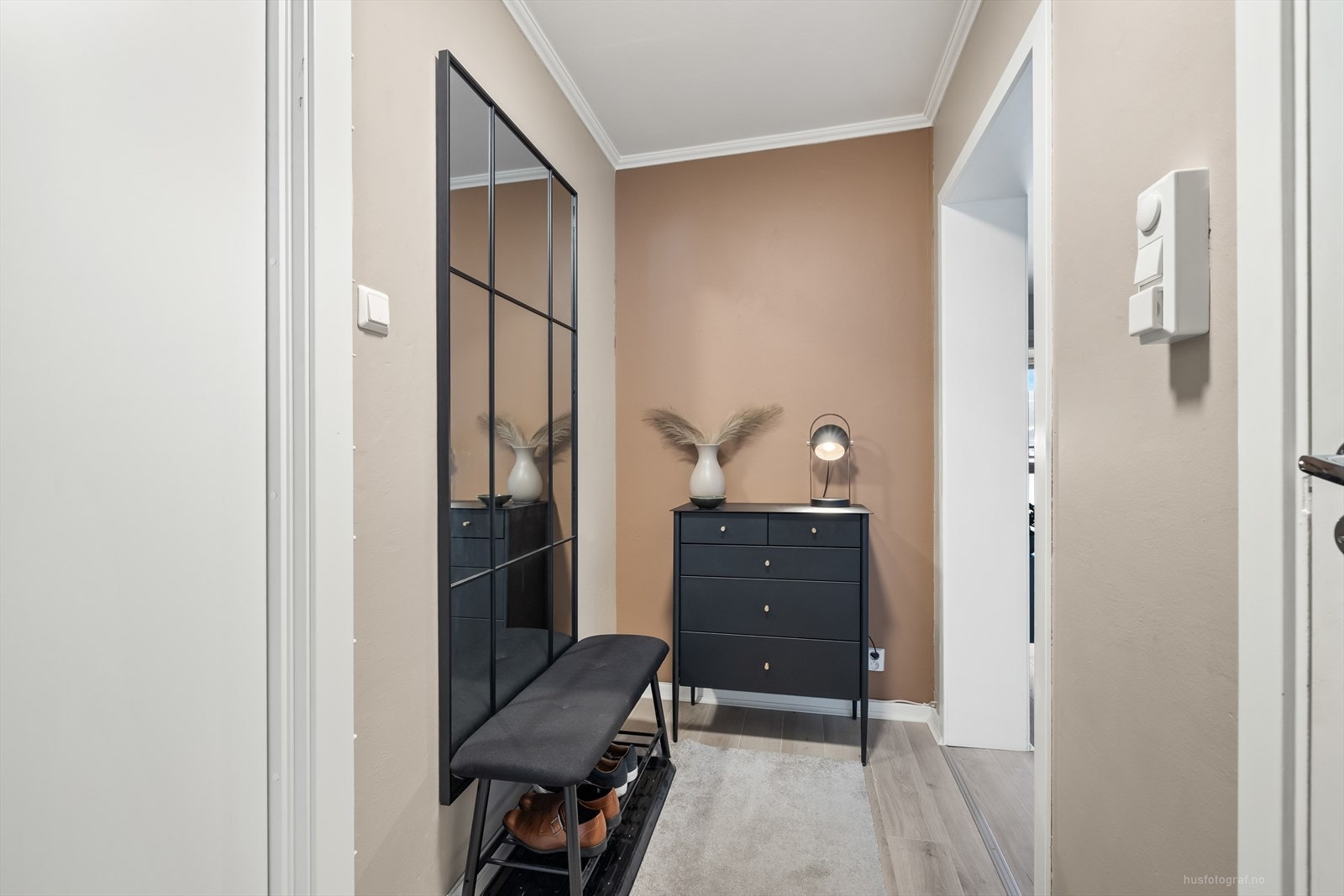 Attraktiv leilighet med god planløsning som er pent pusset opp med moderne og tidsriktige løsninger og overflater. Galleribilde