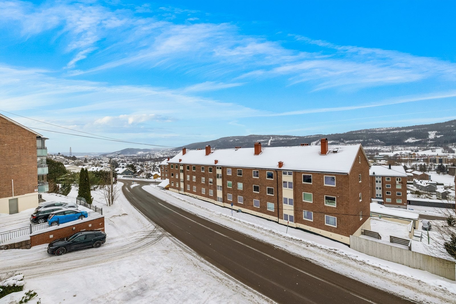 Leiligheten har god beliggenhet sentralt på Åssiden med umiddelbar nærhet til butikk og busstopp rett ved. Galleribilde