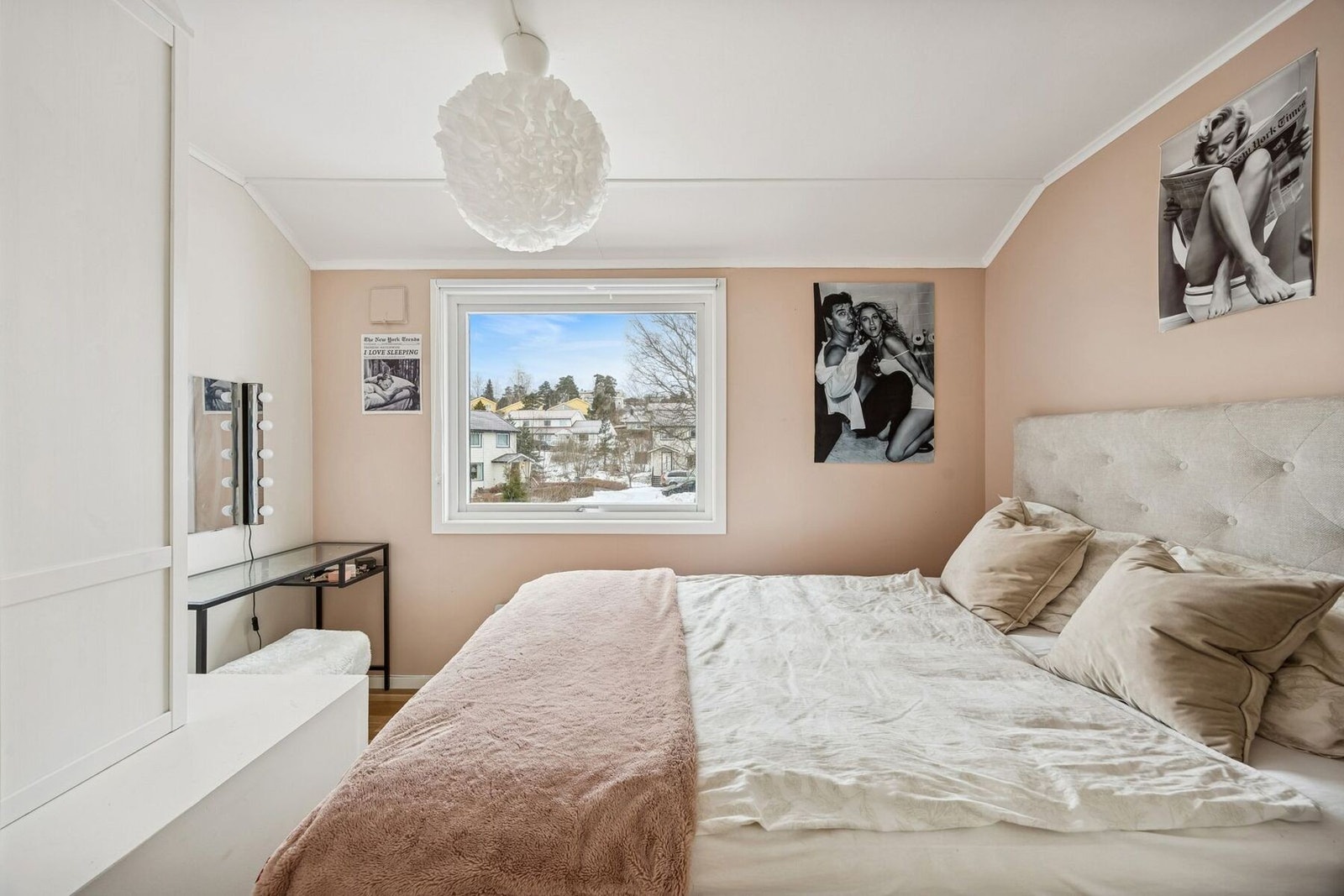 En praktisk og familievennlig soveromsløsning samlet på ett plan. Galleribilde