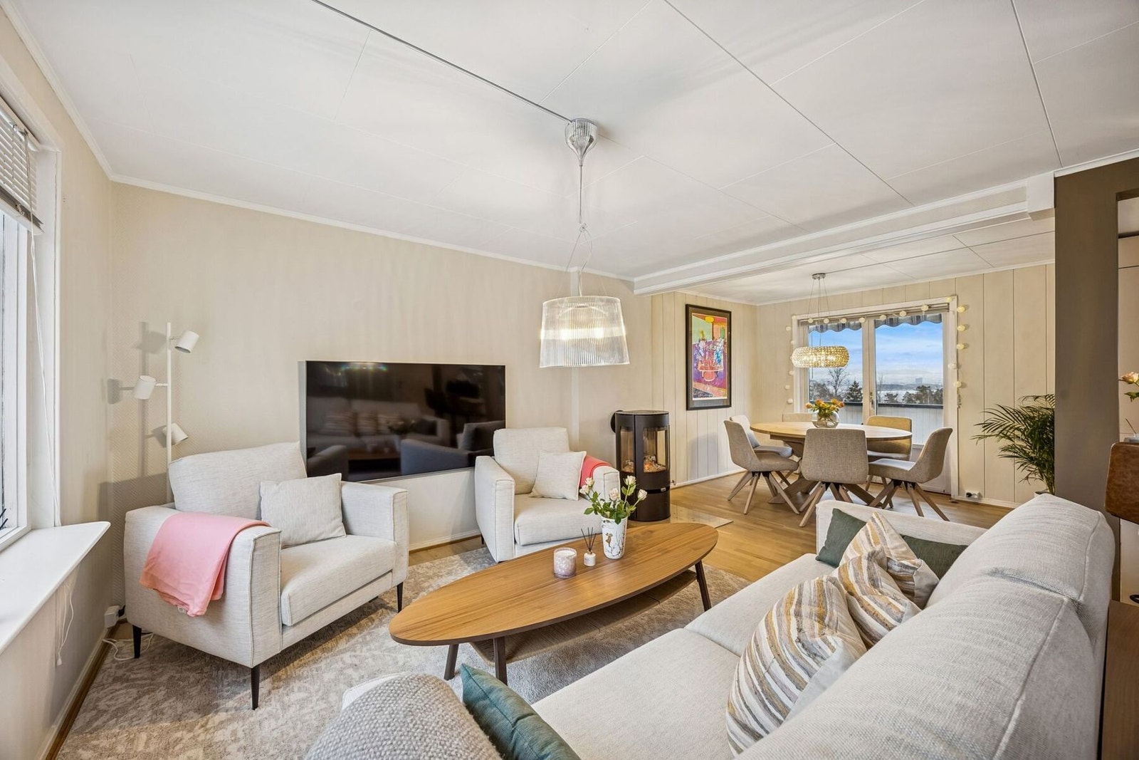 Fra stuen er det utgang til en nordvendt balkong med trapp videre ned til terrasse (c. 14 m2) på husets sydfasade. Galleribilde