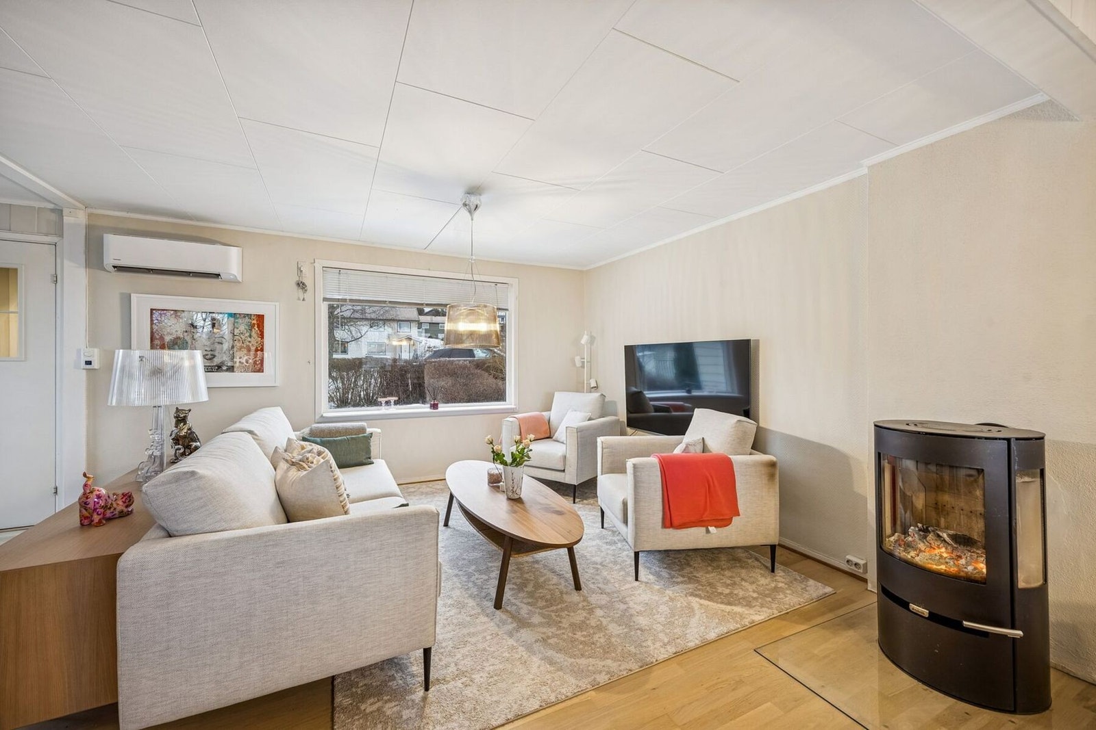 Stuen er koselig og gjennomgående, med en lun og innbydende atmosfære. Galleribilde