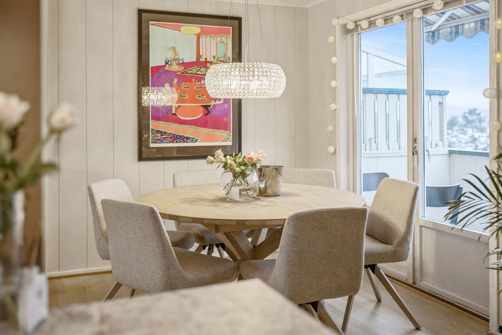 Store vindusflater og hyggelig utsyn fra spiseplassen i stuen. Det er satt inn ny terrassedør. Galleribilde