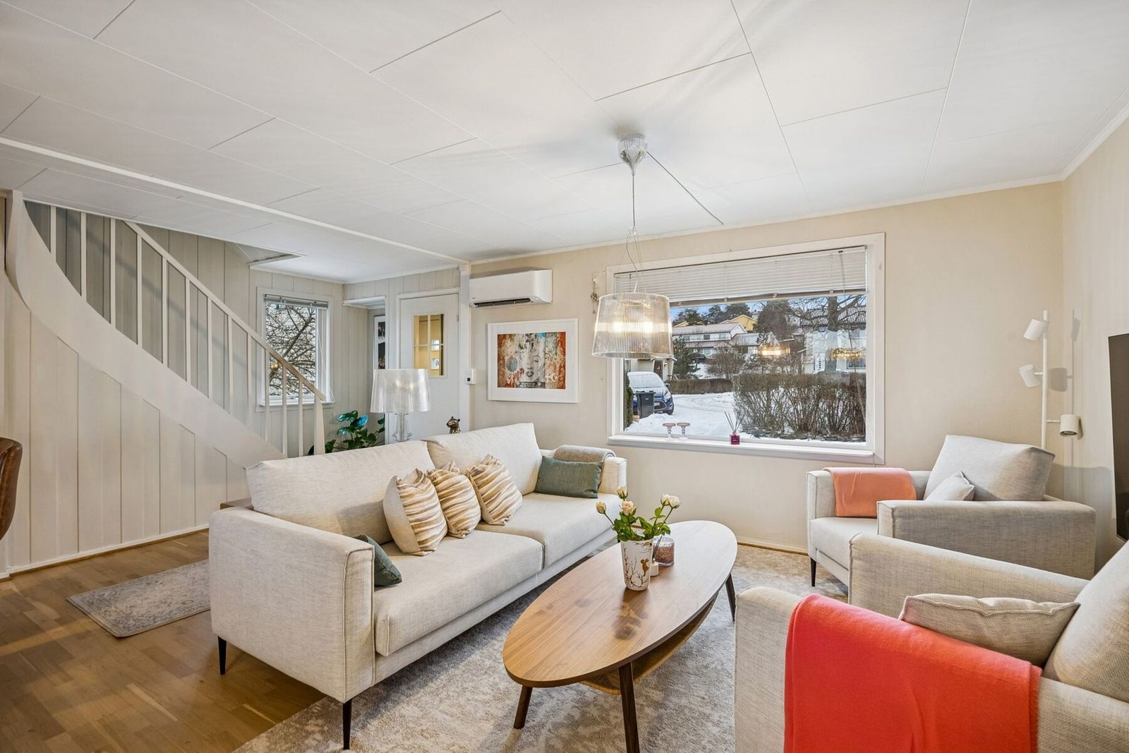 Den delvis åpne løsningen mot kjøkkenet skaper en god flyt mellom oppholdsrommene, samtidig som rommene oppleves tydelig definerte. Galleribilde