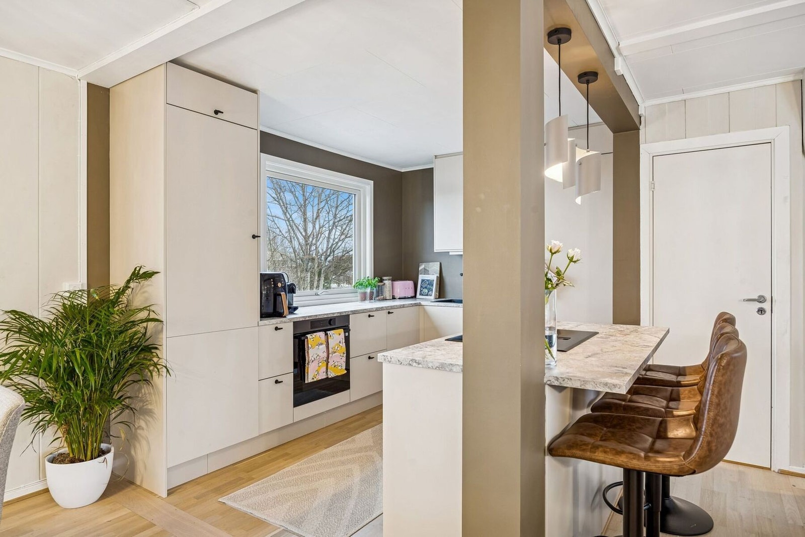 Lekkert kjøkken fra 2025 med glatte fronter, laminat benkeplate og fremstår som moderne og funksjonelt, Galleribilde