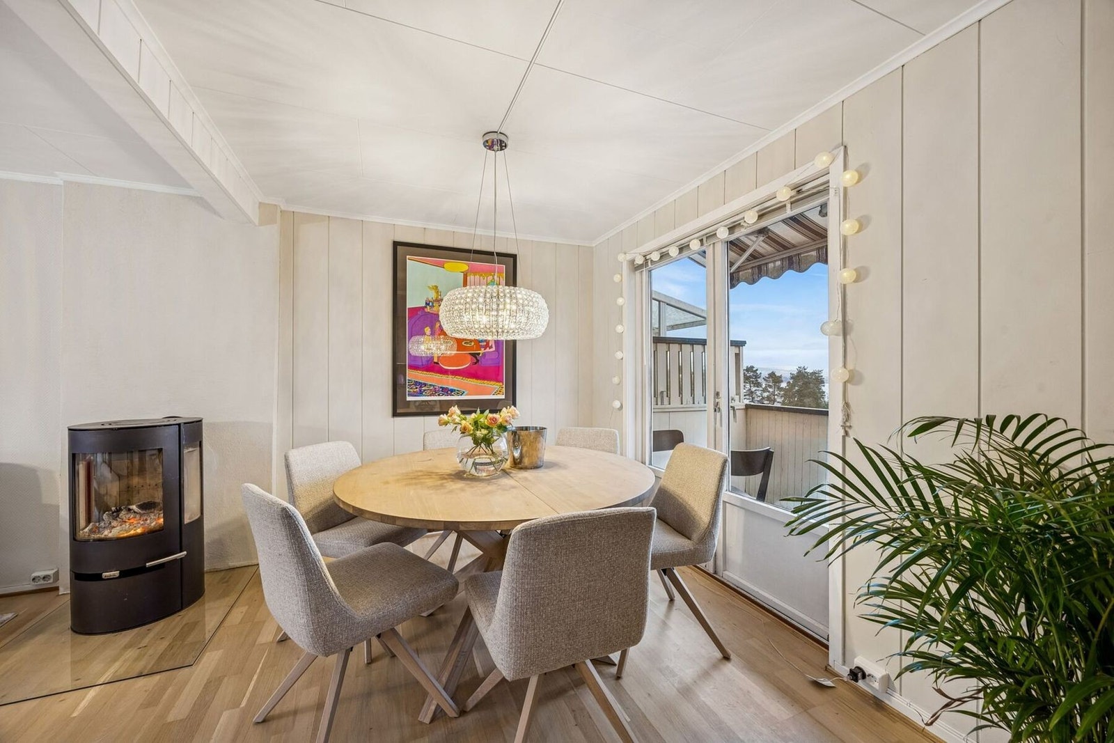 Peisovnen fungerer som et naturlig midtpunkt og bidrar til både varme og stemning. Galleribilde