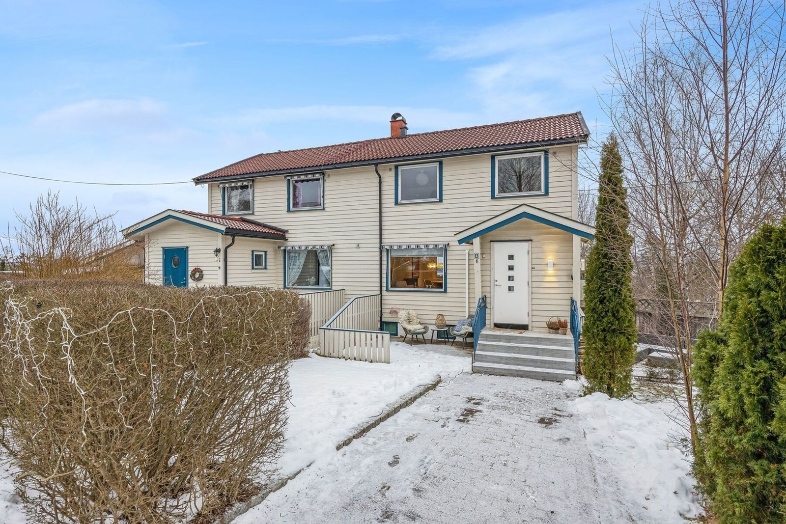 En av de beste utsiktsboligene i Rundingen!
Barnevennlig 1/2-part av 2-mannsbolig med flott utsikt mot Oslofjorden og hovedstaden. Sentralt og stille, uten gjennomgangstrafikk. Foto: John Kerlefsen /EFKT Galleribilde