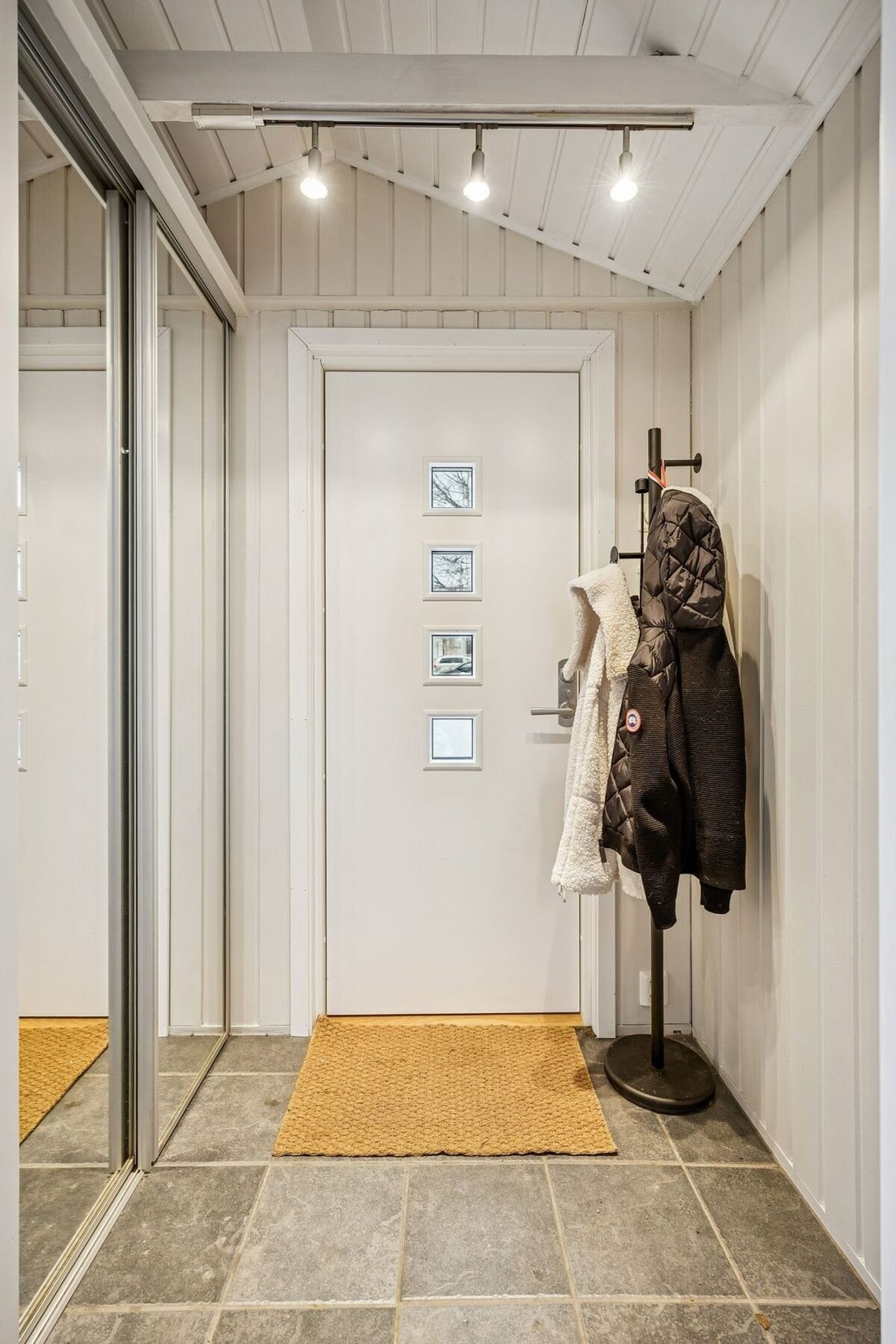 Velkommen inn! Fra sydvent terrasse (ca. 11,5 m2) ankommer man boligens koselige, innbydende entré som er praktisk utformet, Galleribilde