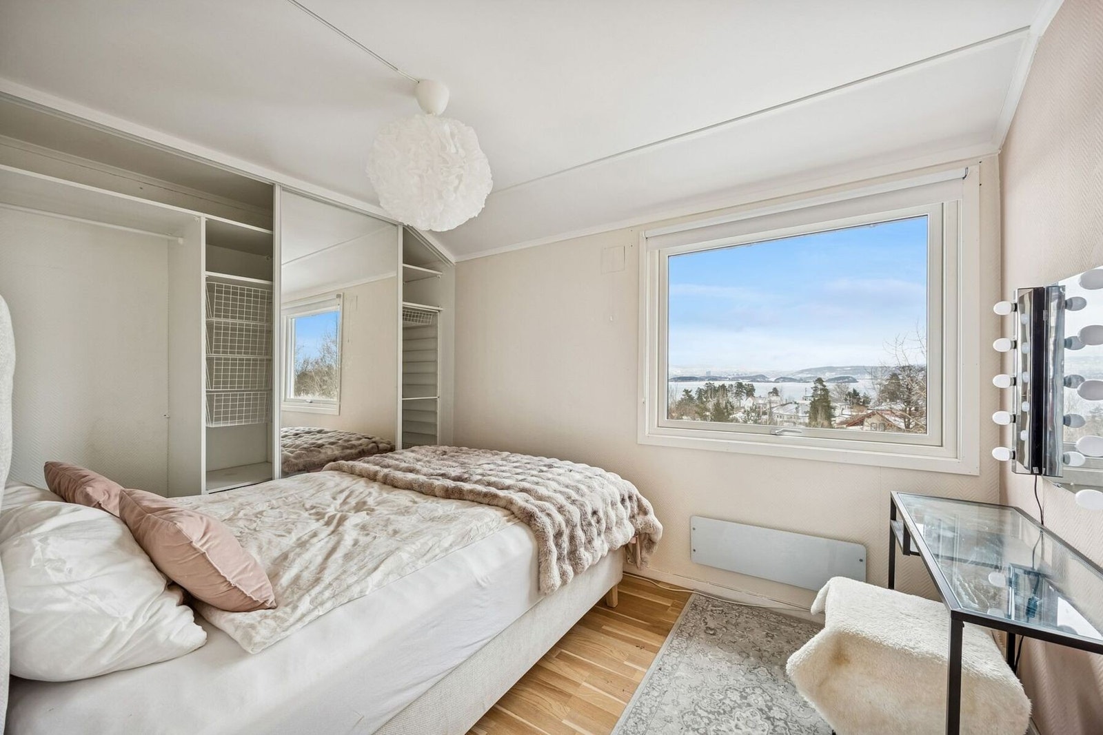 I boligens 2. etasje finner man tre lyse og trivelige soverom, alle av god størrelse og med fleksible møbleringsmuligheter. Nydelig utsikt! Galleribilde