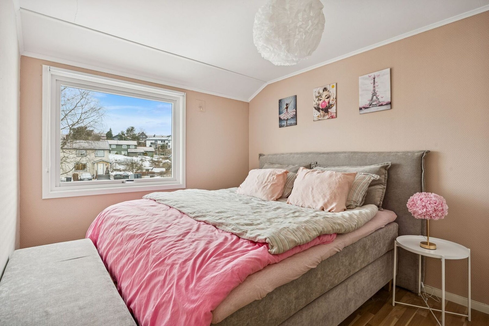 Rommene har god plass til seng, skrivebord og øvrig møblement. Galleribilde