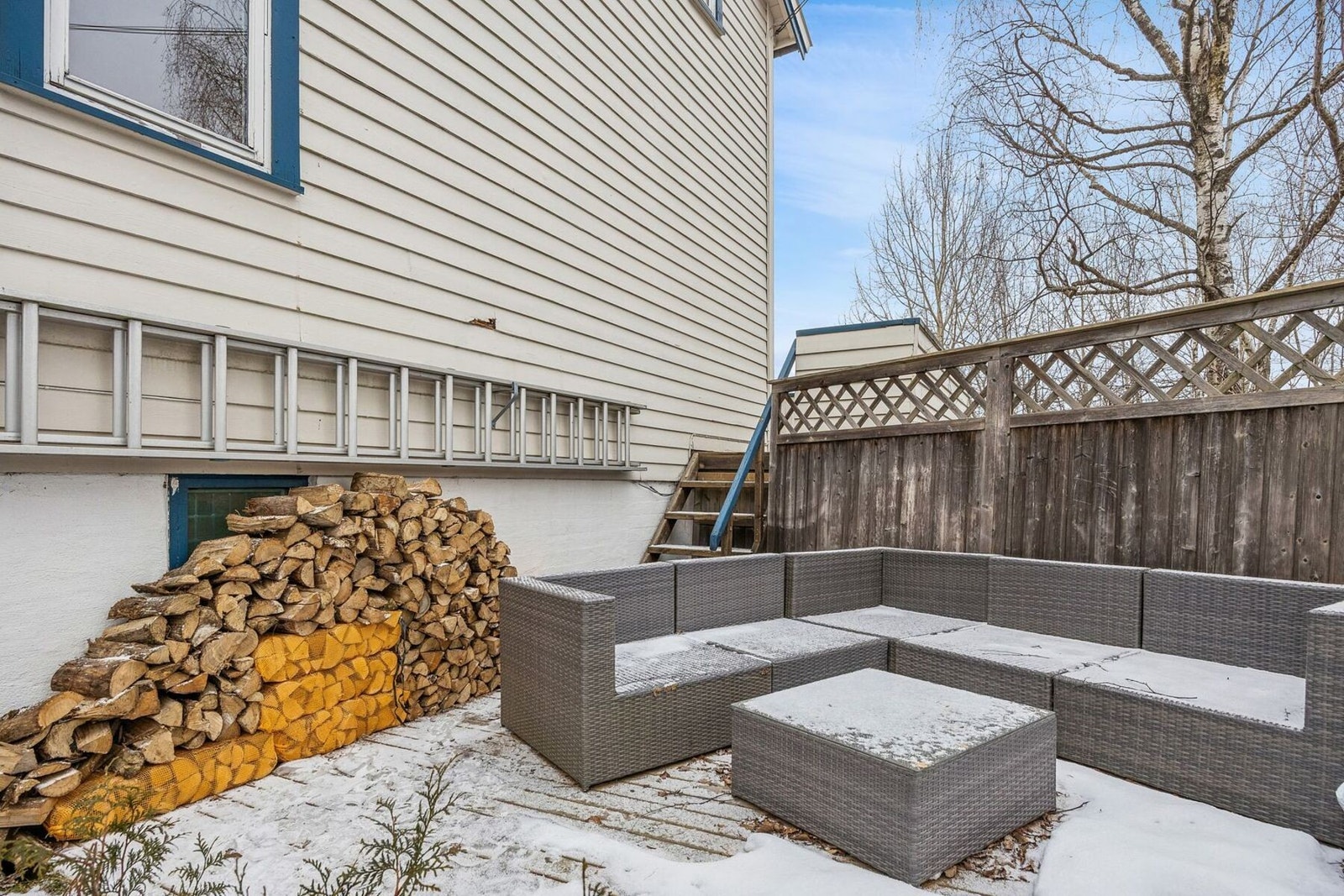 Flotte terrasser og uteområder! Terrasse (ca 14 m2) på husets sydfasade - en hyggelig forlengelse av oppholdsrommet og et fint sted for roligere stunder. Galleribilde