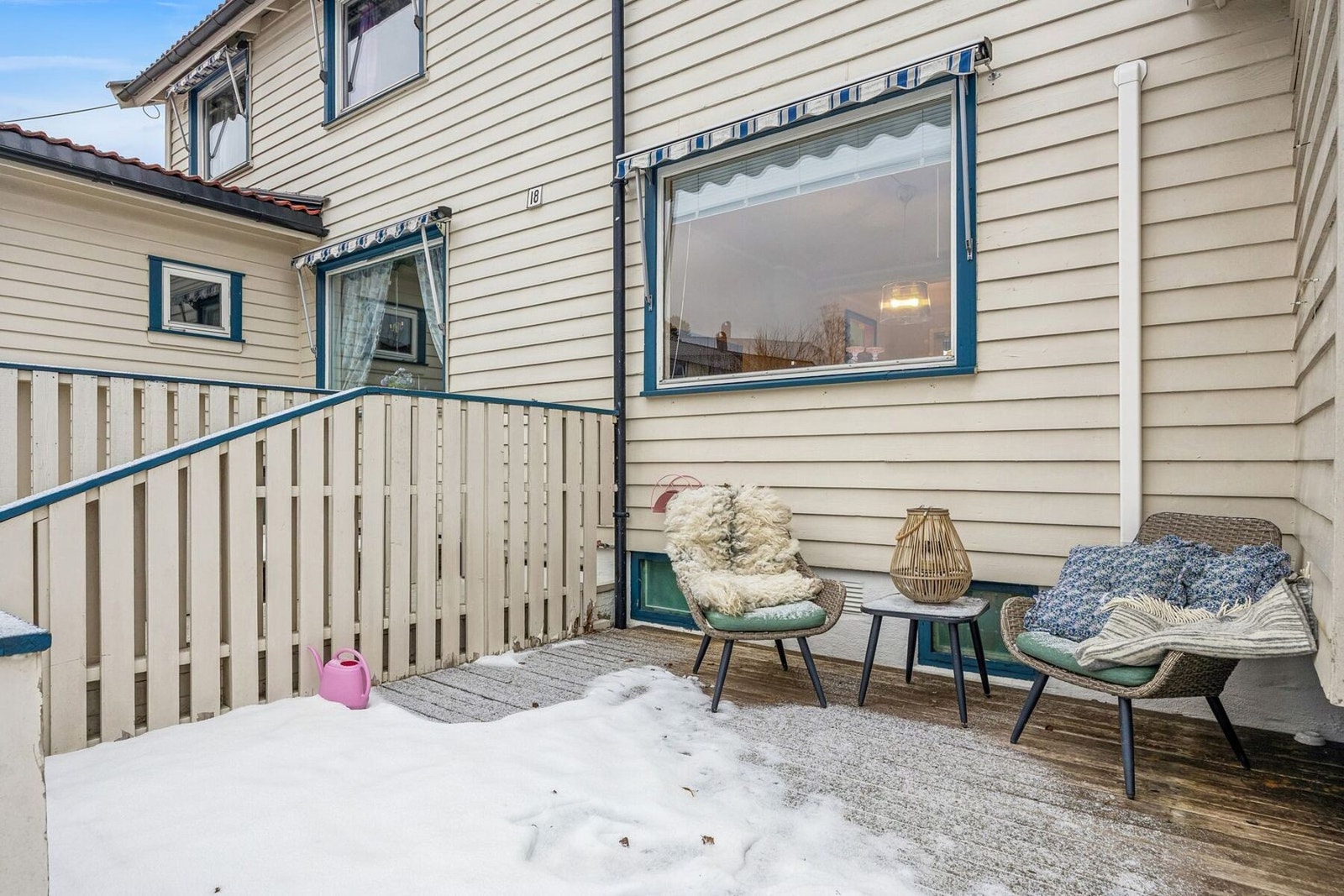 Koselig sydvent terrasse (ca. 11,5 m2) ved boligens inngangsparti Galleribilde