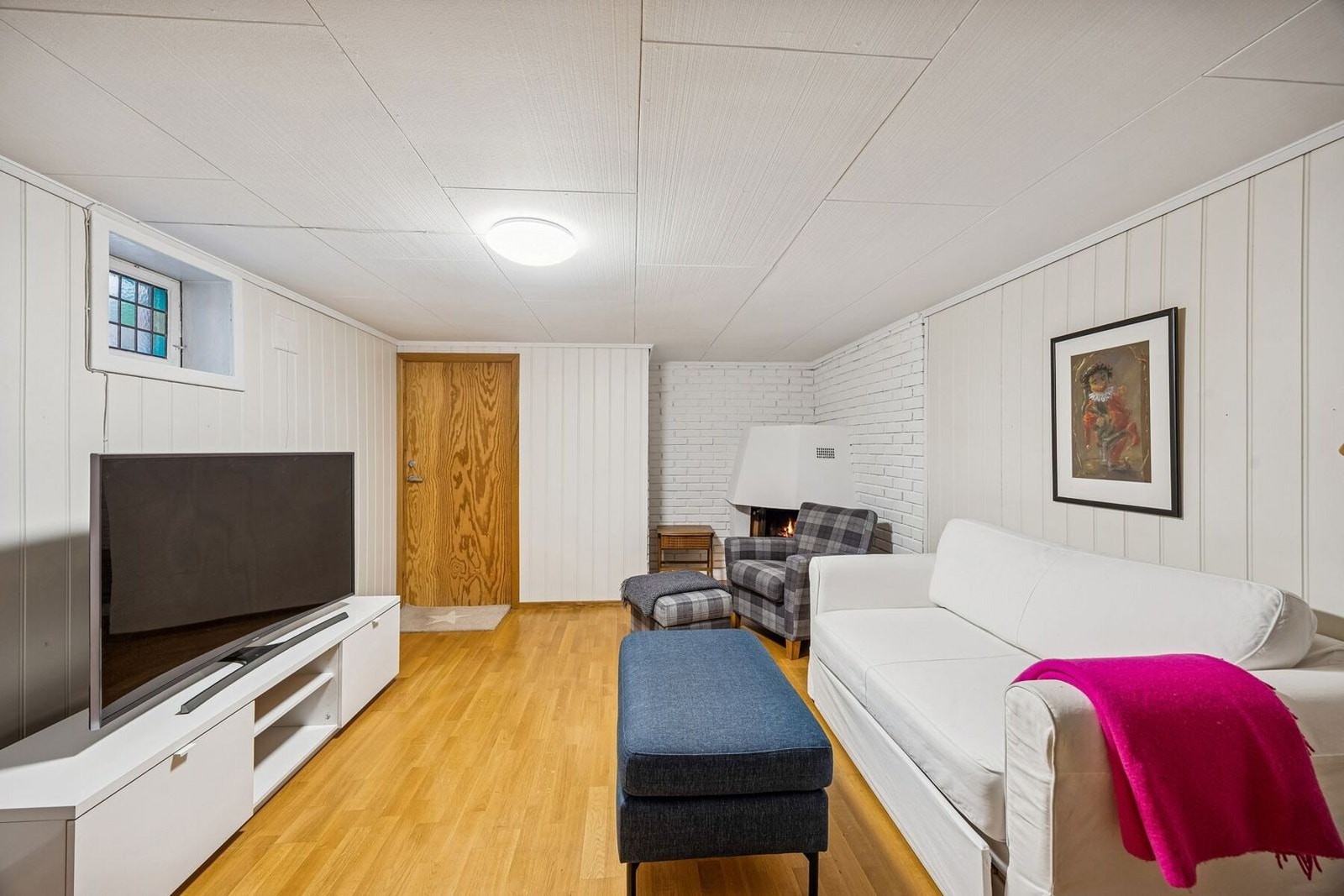 Kjeller er innredet som kjellerstue. Rommet er ikke omsøkt og er ikke godkjent for varig opphold. Galleribilde