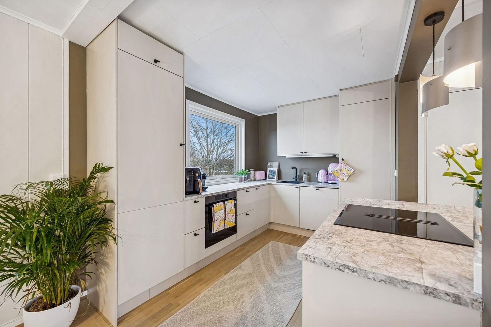 Et gjennomført kjøkken som kombinerer design og funksjonalitet på en god måte. Her ligger alt til rette for kokkelering til hverdag og fest. Galleribilde