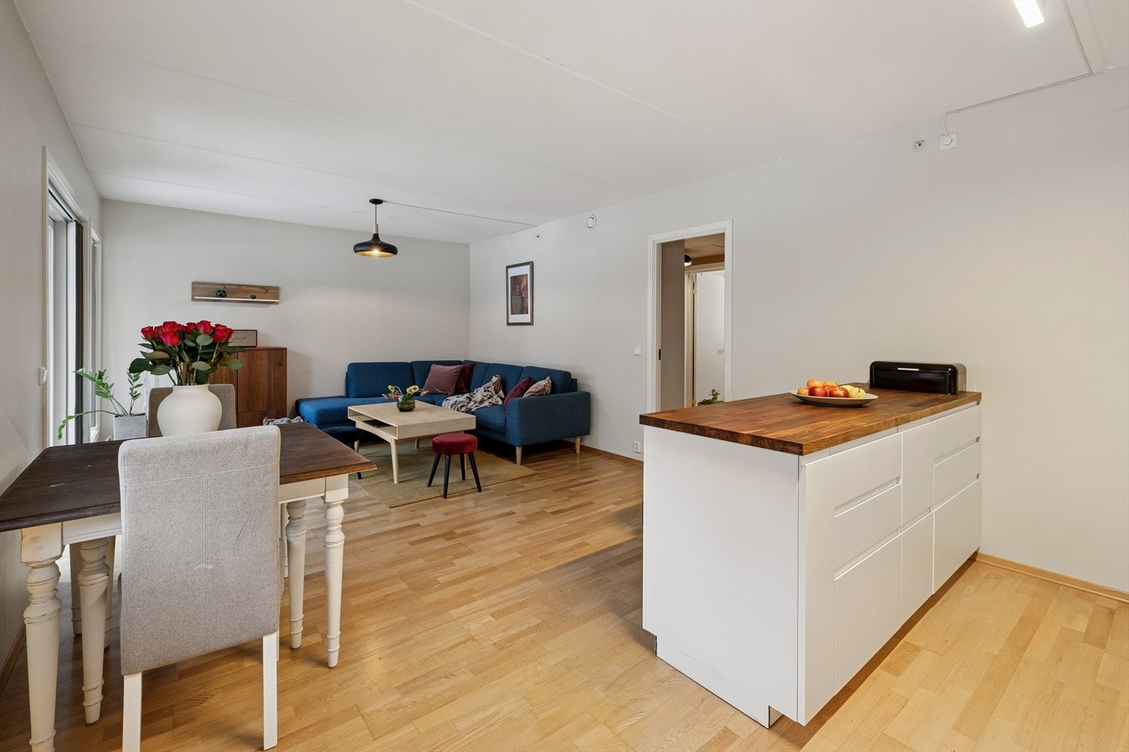 Stue og kjøkken ligger i åpen og sosial løsning med gode lysforhold. Galleribilde