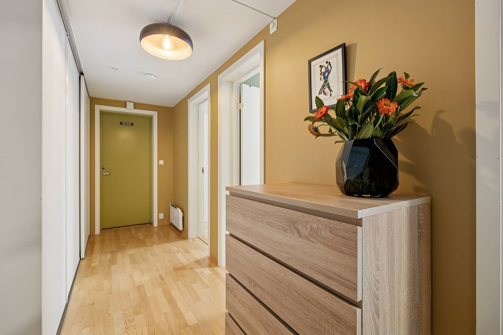 Innbydende entré med stor skyvedørsgarderobe som gir rikelig med oppbevaringsplass. Praktisk og ryddig løsning. Galleribilde