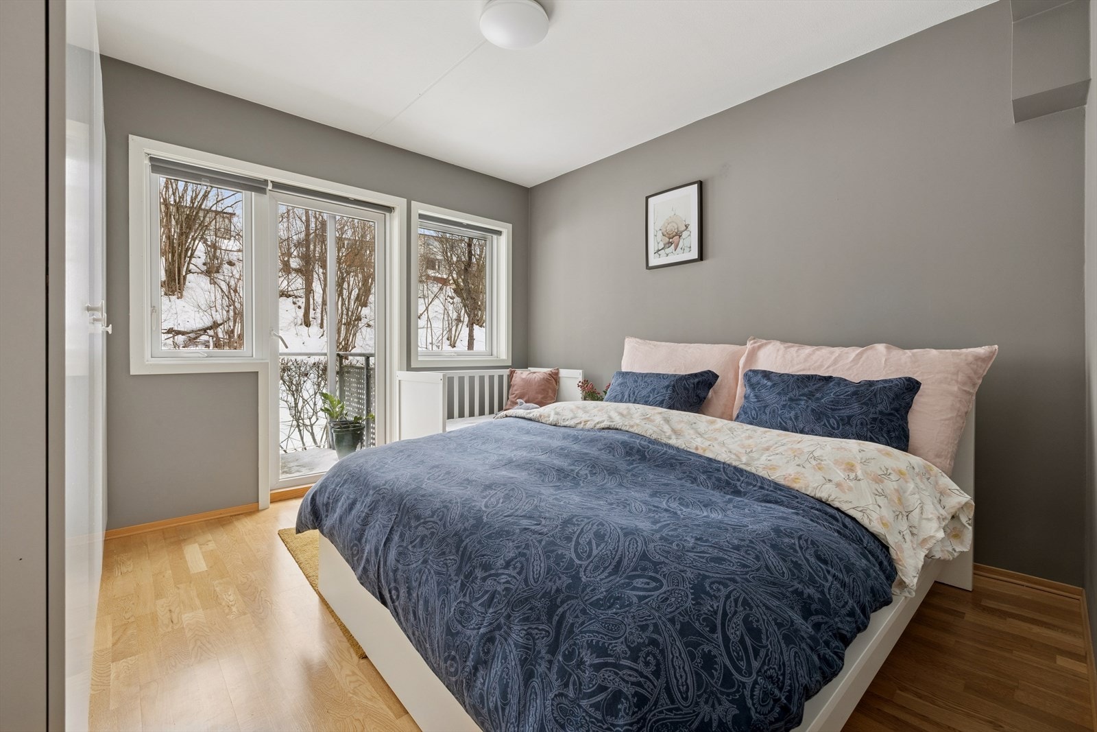 Delikat og rolig soverom med store vindusflater som gir godt med naturlig lys. Direkte utgang til balkong gir en luftig følelse og en fin forlengelse av rommet. Galleribilde