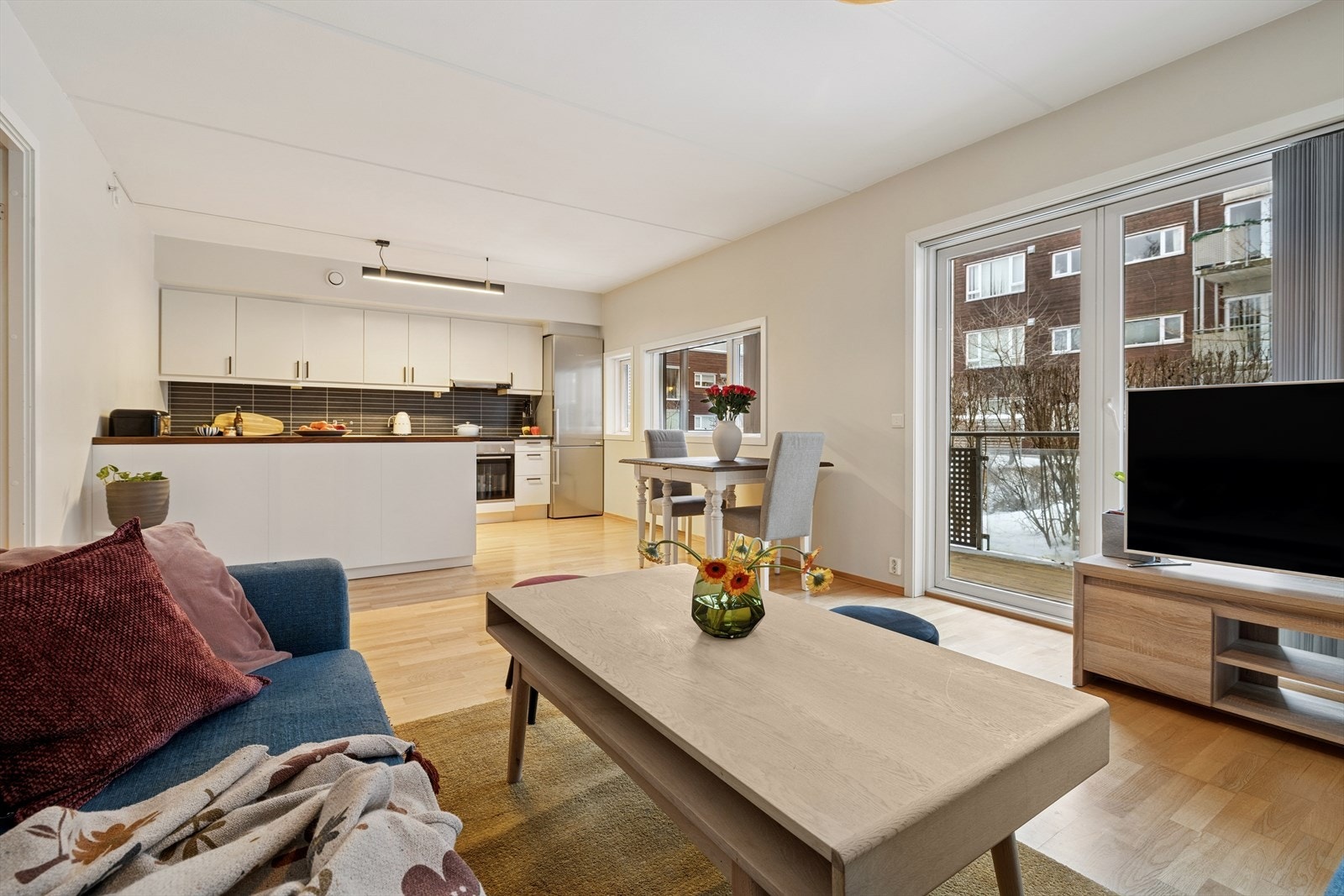 En attraktiv 4-roms i 1. etasje med to balkonger, garasjeplass med lader og nærhet til det aller meste! Galleribilde