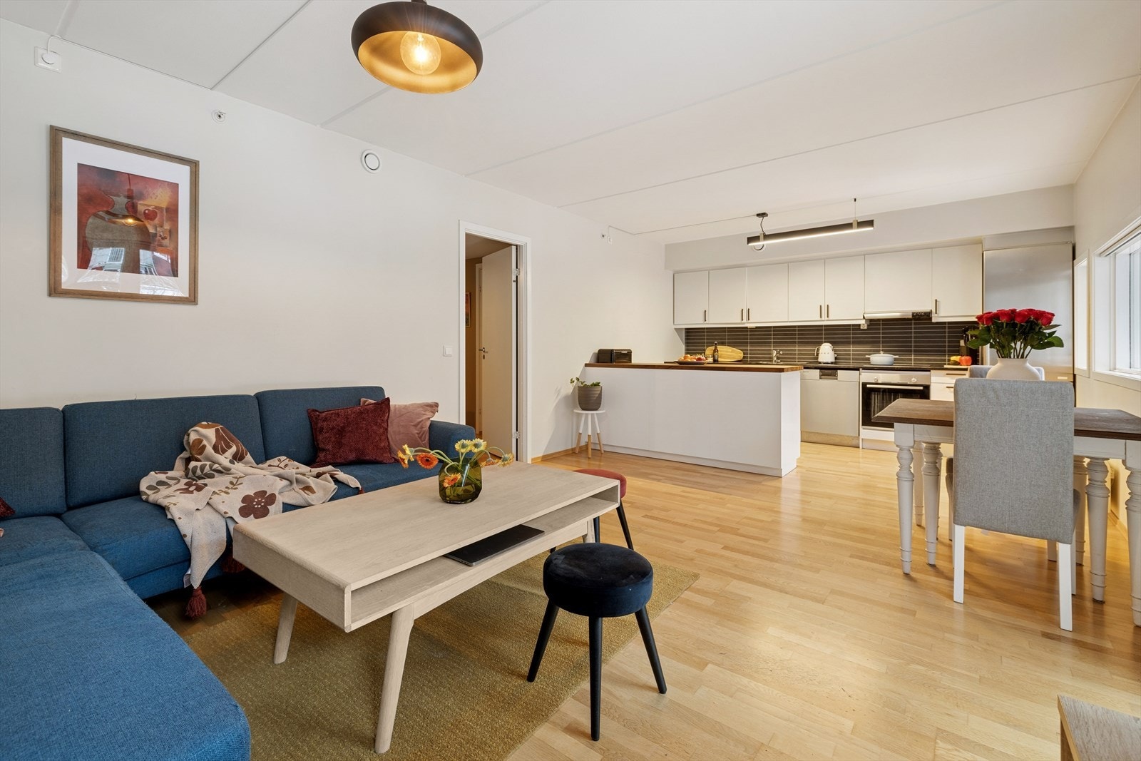 En praktisk kjøkkenøy fungerer som et naturlig skille mellom kjøkken og stue og bidrar til både ekstra arbeidsflate og gode samlingspunkter. Galleribilde