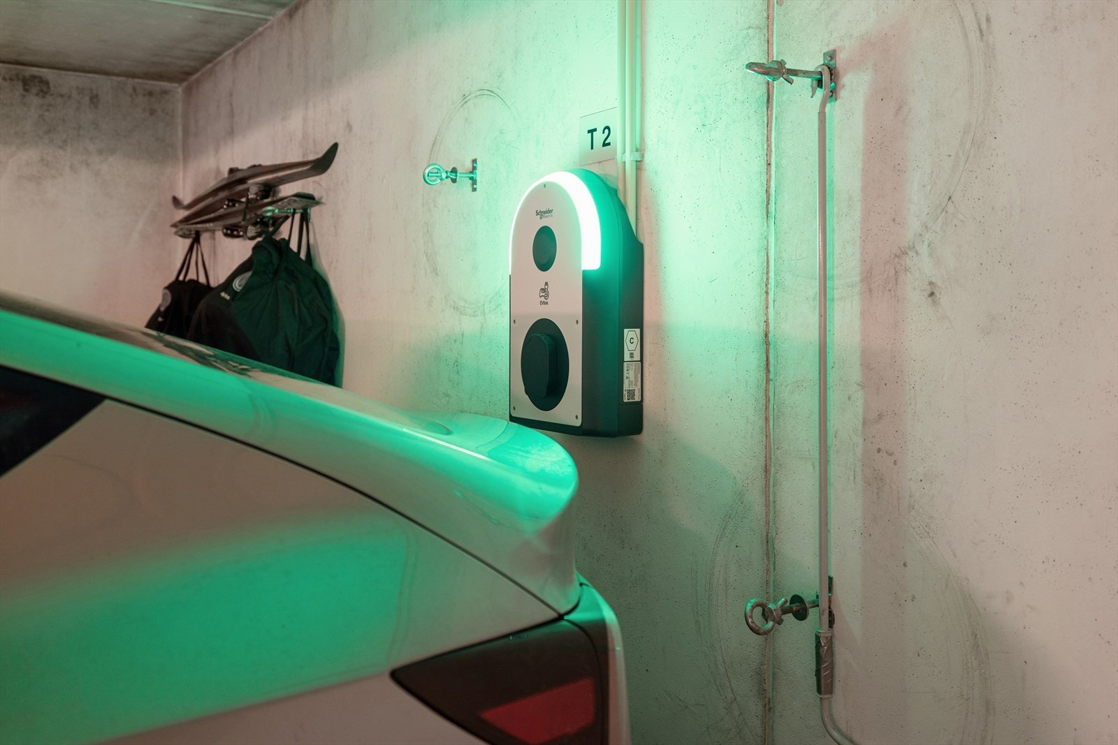 Garasjeplass i felles garasjeanlegg med montert elbil-lader. Galleribilde