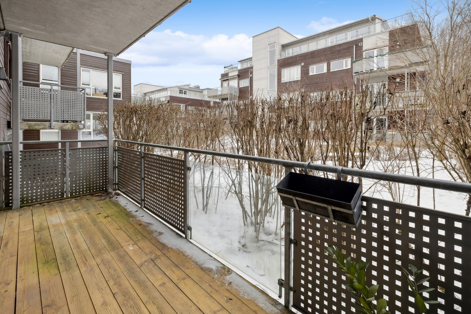 Overbygget balkong med god plass til sittegruppe. Skjermet og praktisk uteplass som kan brukes store deler av året. Galleribilde