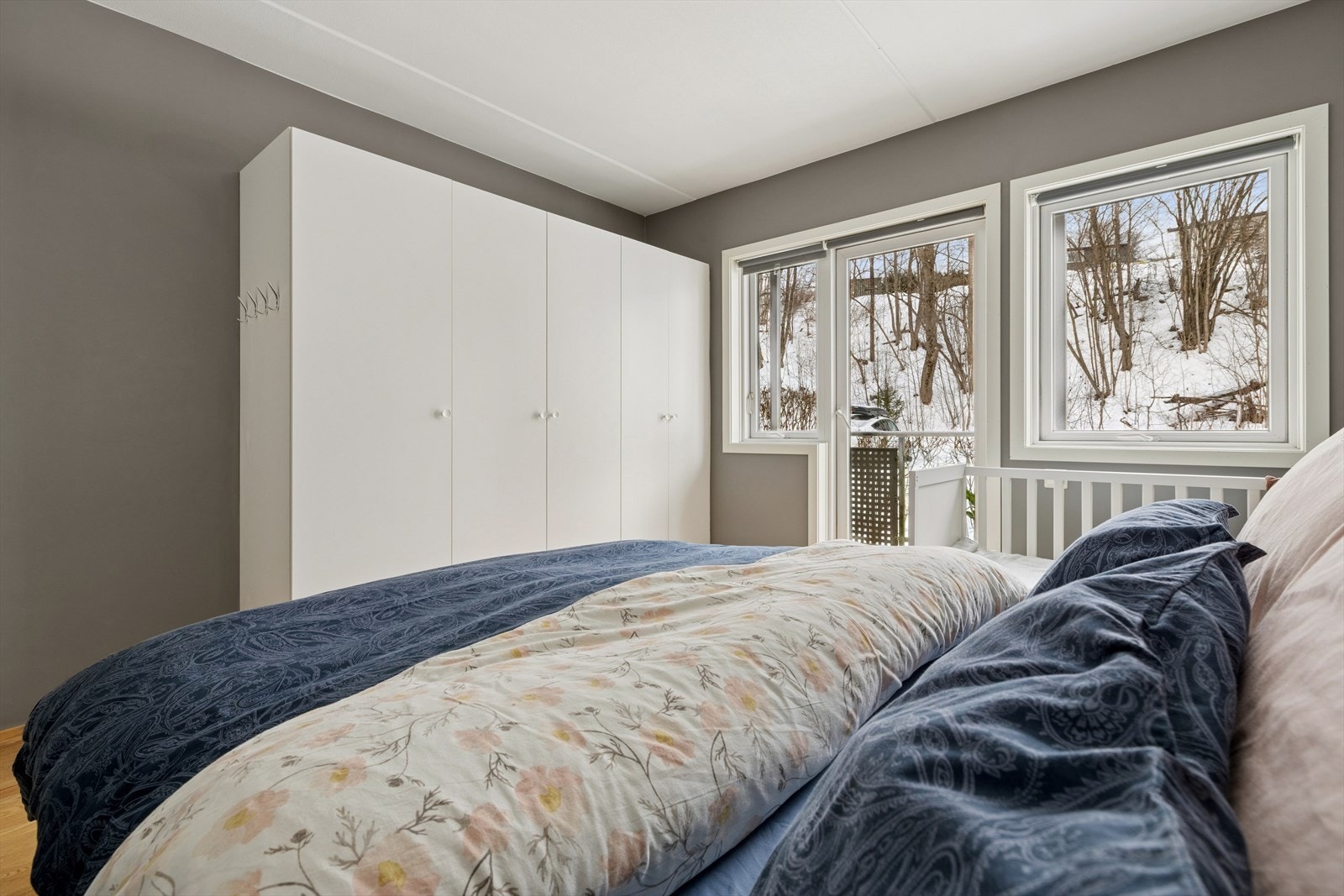 Store, praktiske garderobeskap med god plass til både klær og oppbevaring. Galleribilde