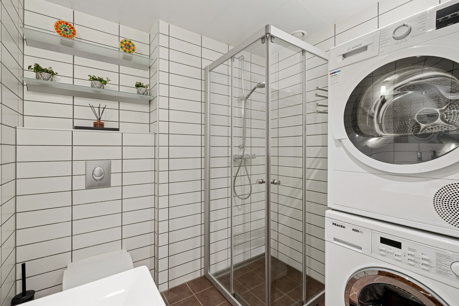 Gulvet har elektriske varmekabler, og rommet fremstår funksjonelt og tidløst. Galleribilde