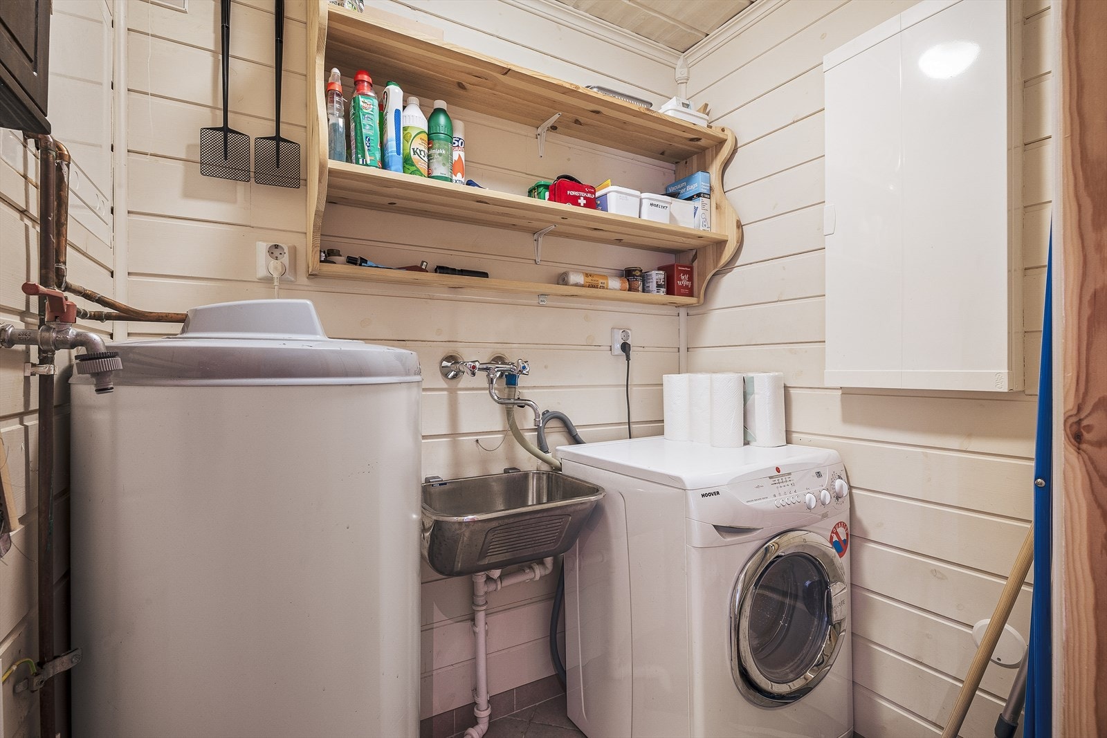 Vaskerom/teknisk rom er innredet med vaskemaskin og utslagsvask. Varme i gulv. Galleribilde