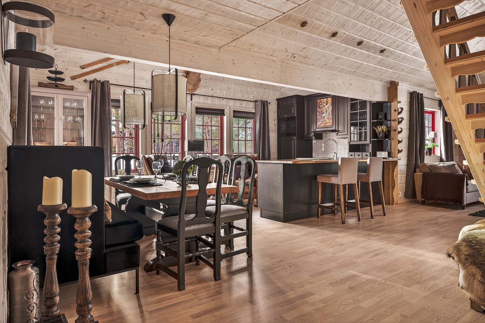 Den åpne stue/kjøkken løsningen måler 53 kvadratmeter. Galleribilde